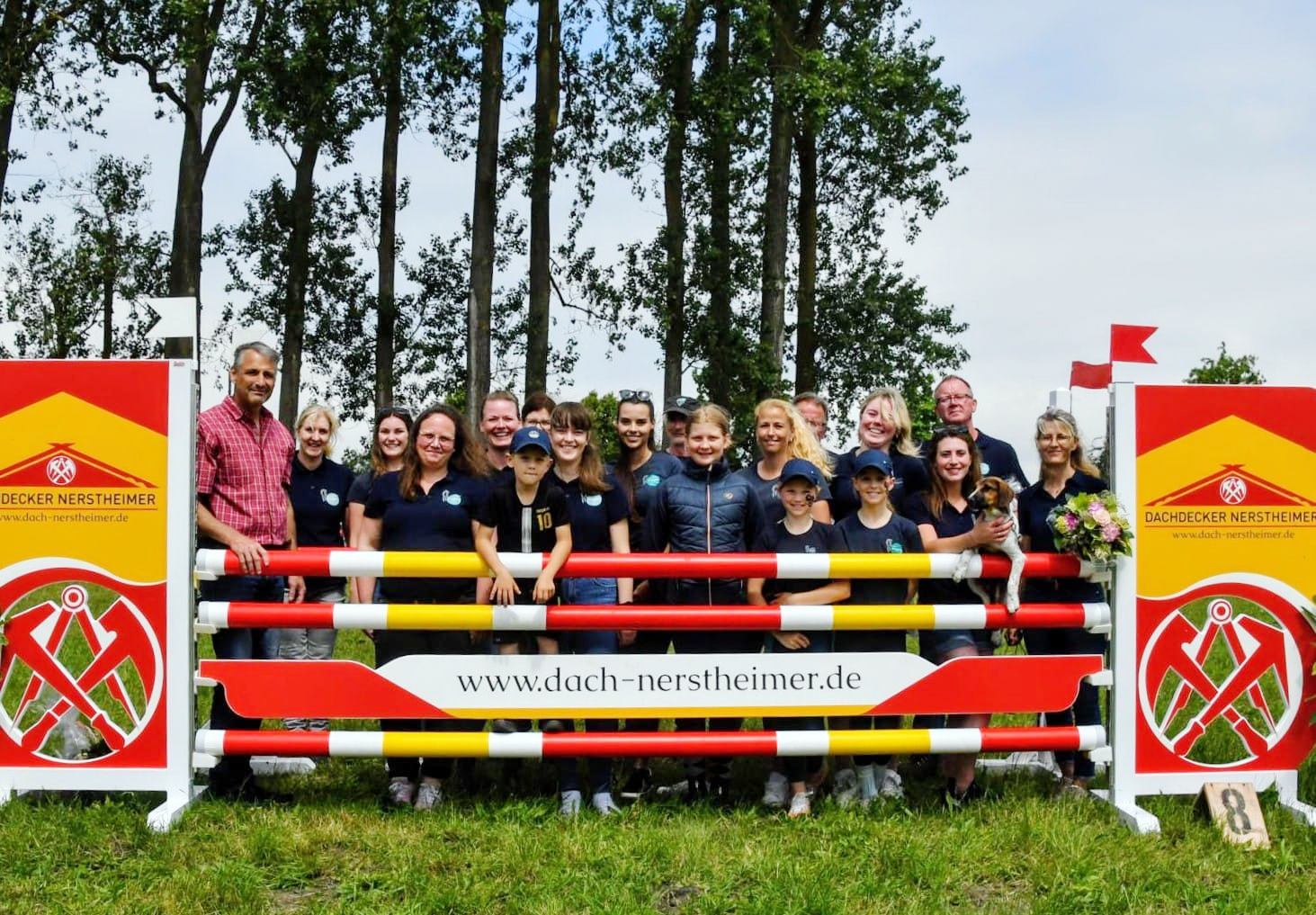 Das Team des RFV Alt Bukow mit Sponsor Martin Nerstheimer (l.), der dem Verein auch ein neues Hindernis zur Verfügung stellt. © J. Wego