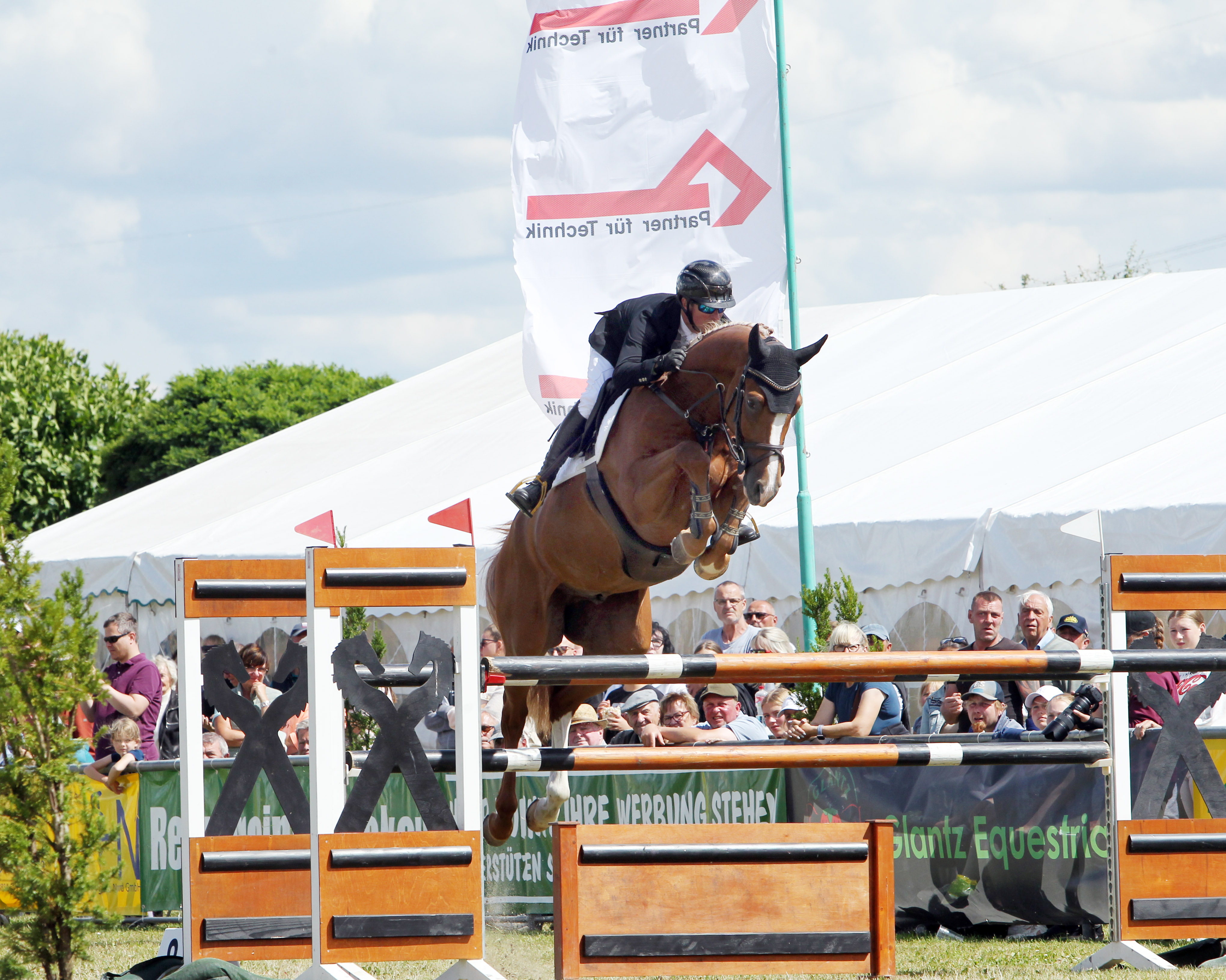 Christoph Lanske, Sohn des Desekower Turnierleiters Torsten Lanske, ist zwar schon seit 3 Jahren Leiter der international renommierten Reitanlage in Hohen Wieschendorf bei Wismar, wo Ende Mai das internationale Vier-Sterne-Springturnier stattfand. Er reitet aber für seinen Heimatverein Dersekow und freut sich schon auf das dortige Turnier vom 4. bis 6. Juli. Das Foto zeigt ihn beim Turnier 2024 in Dersekow. © J. Wego