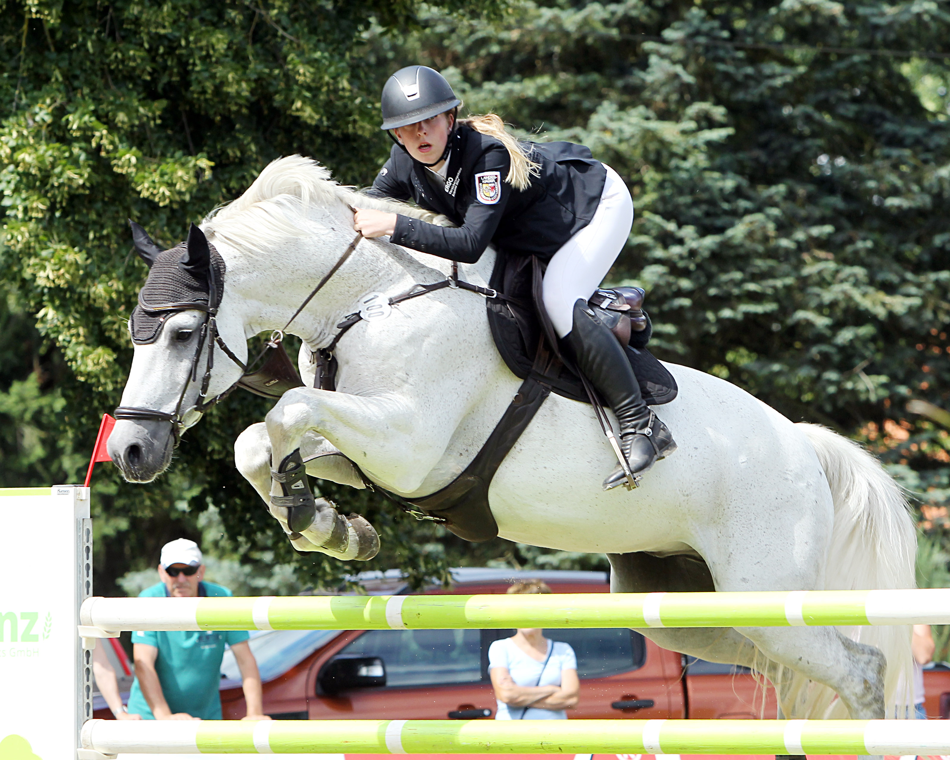 Am Wochenende ritt Alina Maack aus Palingen beim Pferdesportfestival im Derby-Park von Hamburg-Klein Flottbek mit dem Cero I-Sohn Catalano zu zwei Siegen, darunter der Große 1,40m Preis. © J. Wego
