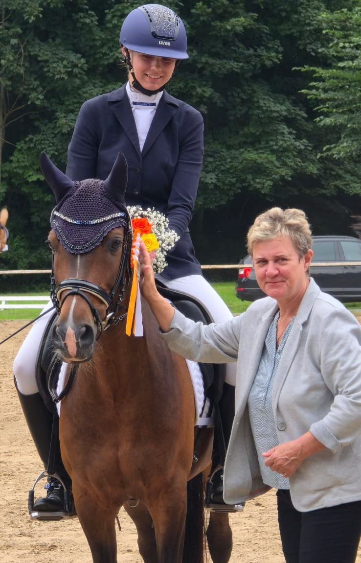 Richterin Gundula Richter gratuliert Stella Baranowski von der RSG Wöpkendorf zum Sieg in der L-Dressur auf Goldkind.