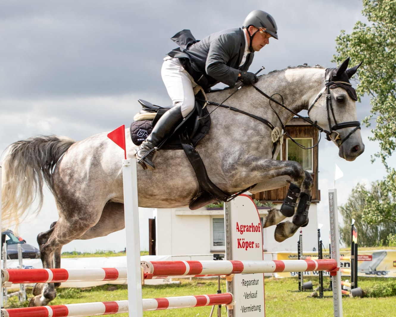 Turnierleiter Enrico Finck kam in einer Springpferdeprüfung Klasse L zu einem Sieg auf der 7-jährigen Chancenreich-Tochter Chelsey. © KaLo