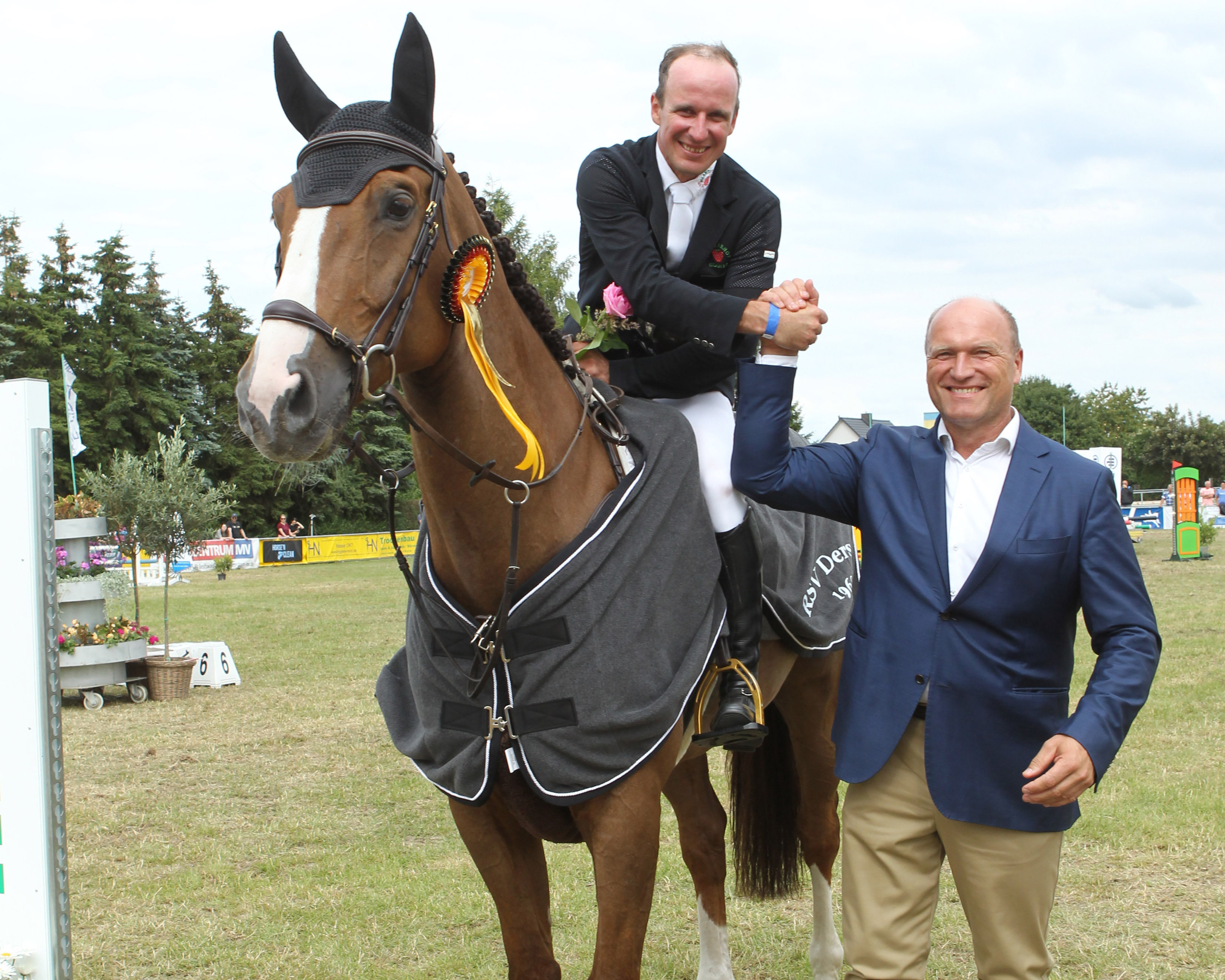 Große Freude über den Sieg von Christoph Lanske mit Dinky Toy VM Z im Preis von Maximilian-Graf-von Bismarck auch bei Carsten Stegelmann, Geschäftsführer der Dersekower Agrar GmbH. © J. Wego