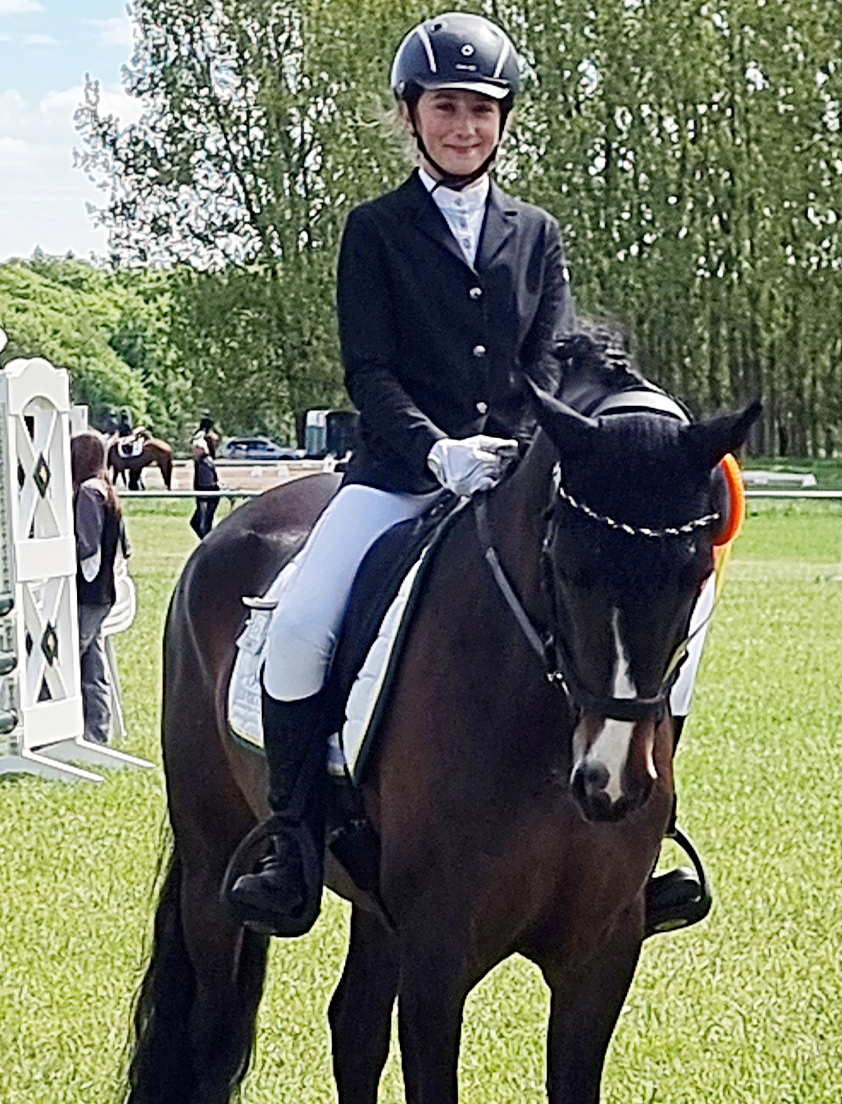Ein großes Talent im Sattel ist die 11-jährige Charlotte Fehr vom RSV Polzow, die bereits in allen drei Disziplinen erfolgreich ist und in Dersekow mit Vanadis JR drei Wettbewerbe gewann. © J. Wego