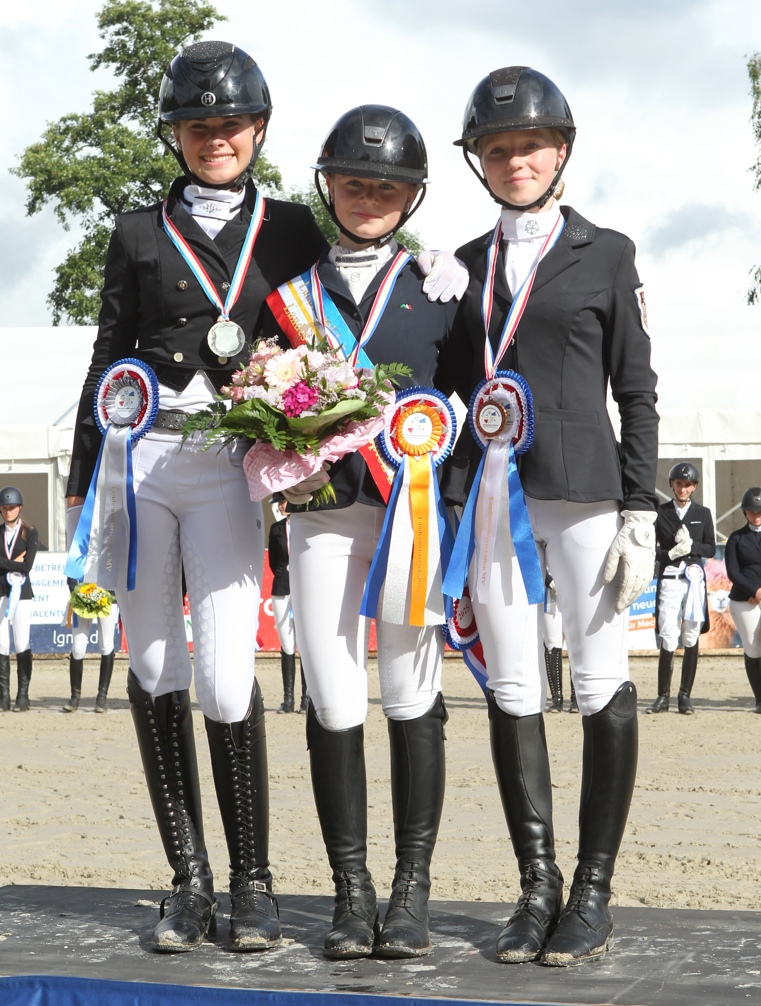 Den Preis des Föderkreises Landgestüt Redefin gewann Madita Lucia von Klitzing (Zingst) mit Allegretto D. Alexandra Brandt vom Förderkreis gratuliert. © Chr. Schulz