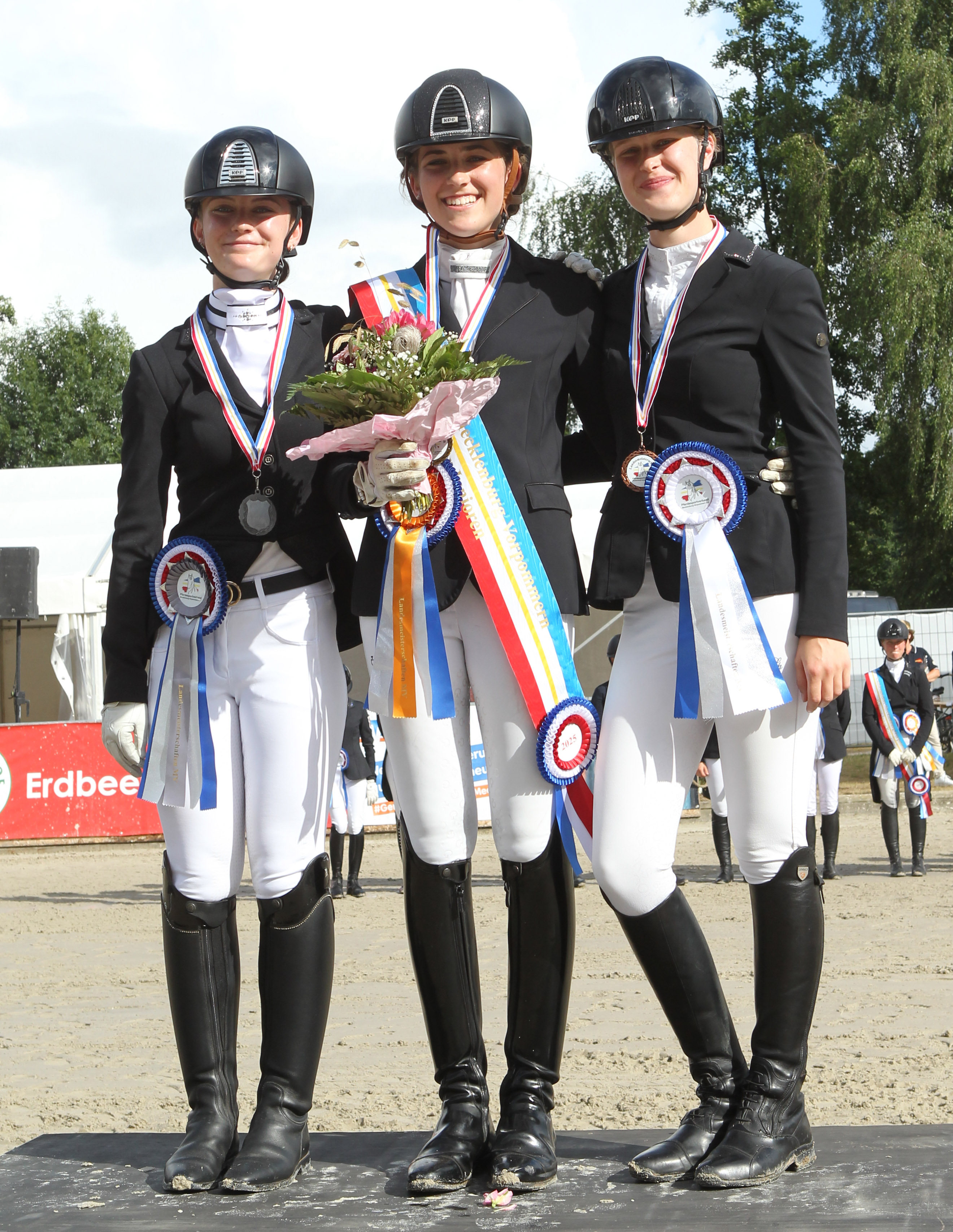 Den Preis des Föderkreises Landgestüt Redefin gewann Madita Lucia von Klitzing (Zingst) mit Allegretto D. Alexandra Brandt vom Förderkreis gratuliert. © Chr. Schulz