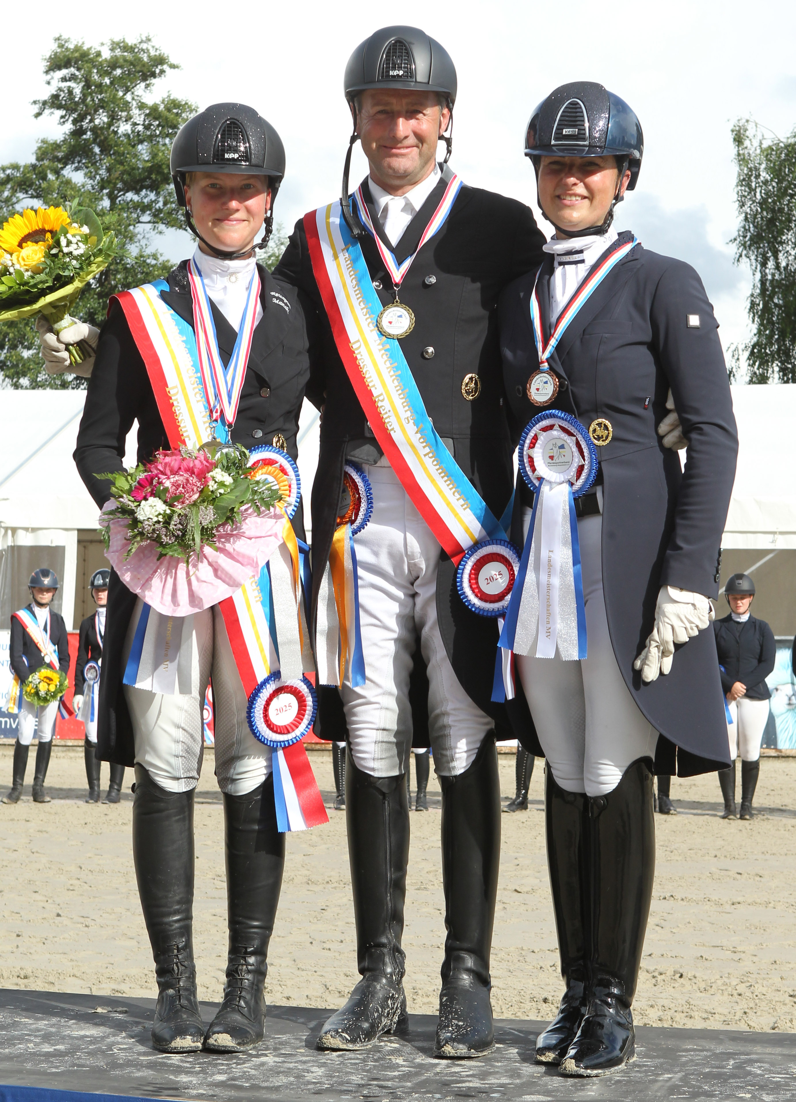 Den Preis des Föderkreises Landgestüt Redefin gewann Madita Lucia von Klitzing (Zingst) mit Allegretto D. Alexandra Brandt vom Förderkreis gratuliert. © Chr. Schulz