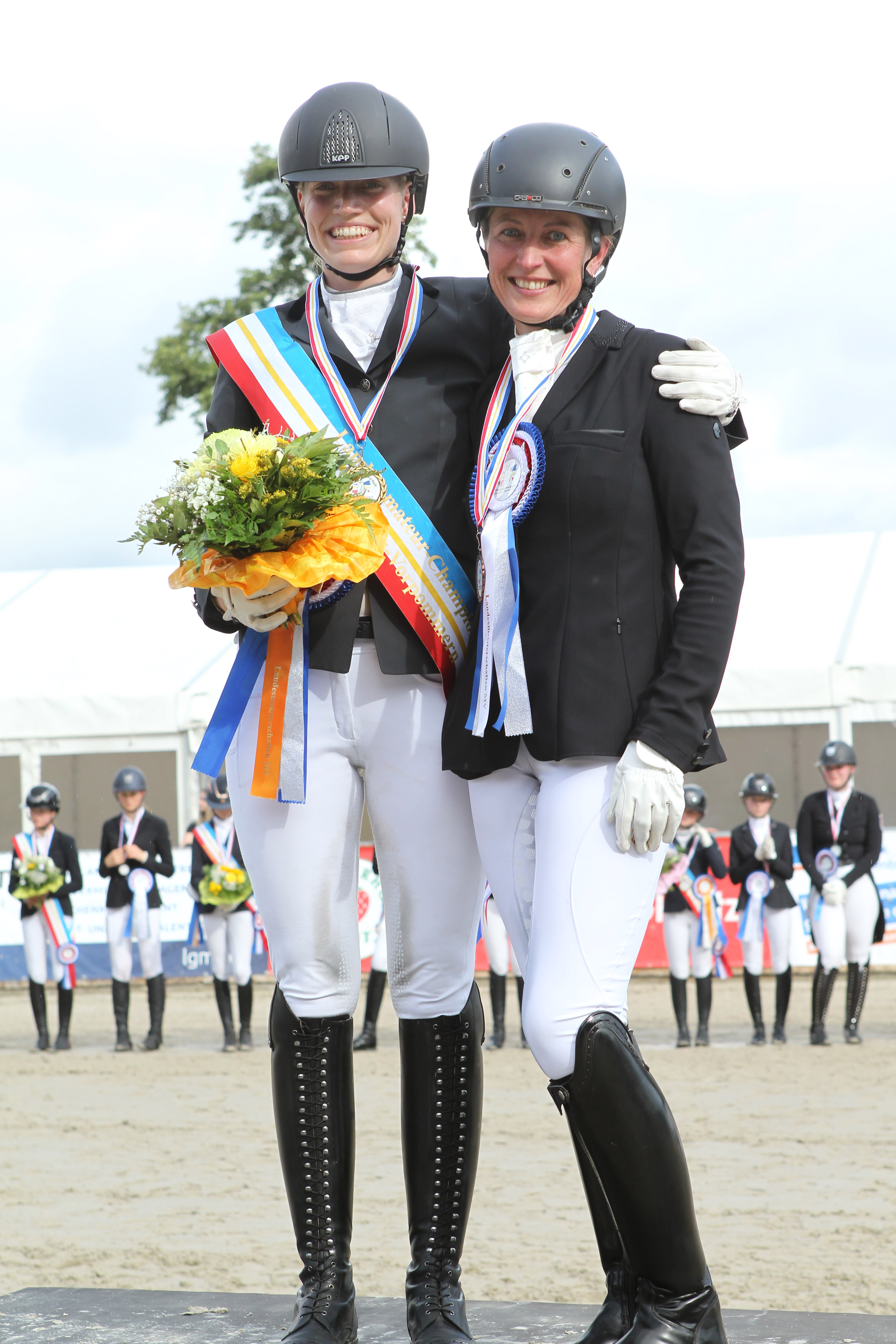 Den Preis des Föderkreises Landgestüt Redefin gewann Madita Lucia von Klitzing (Zingst) mit Allegretto D. Alexandra Brandt vom Förderkreis gratuliert. © Chr. Schulz