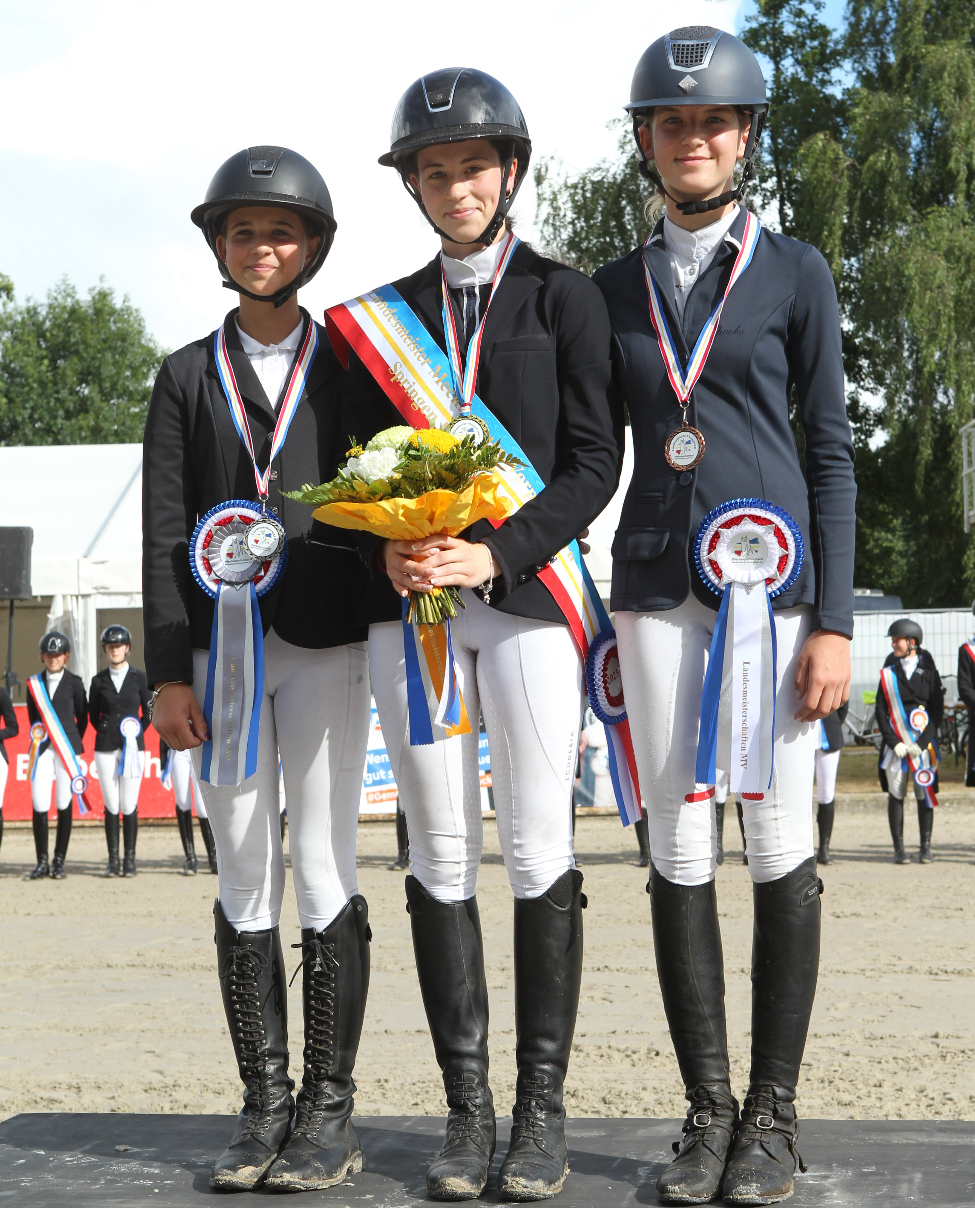Den Preis des Föderkreises Landgestüt Redefin gewann Madita Lucia von Klitzing (Zingst) mit Allegretto D. Alexandra Brandt vom Förderkreis gratuliert. © Chr. Schulz