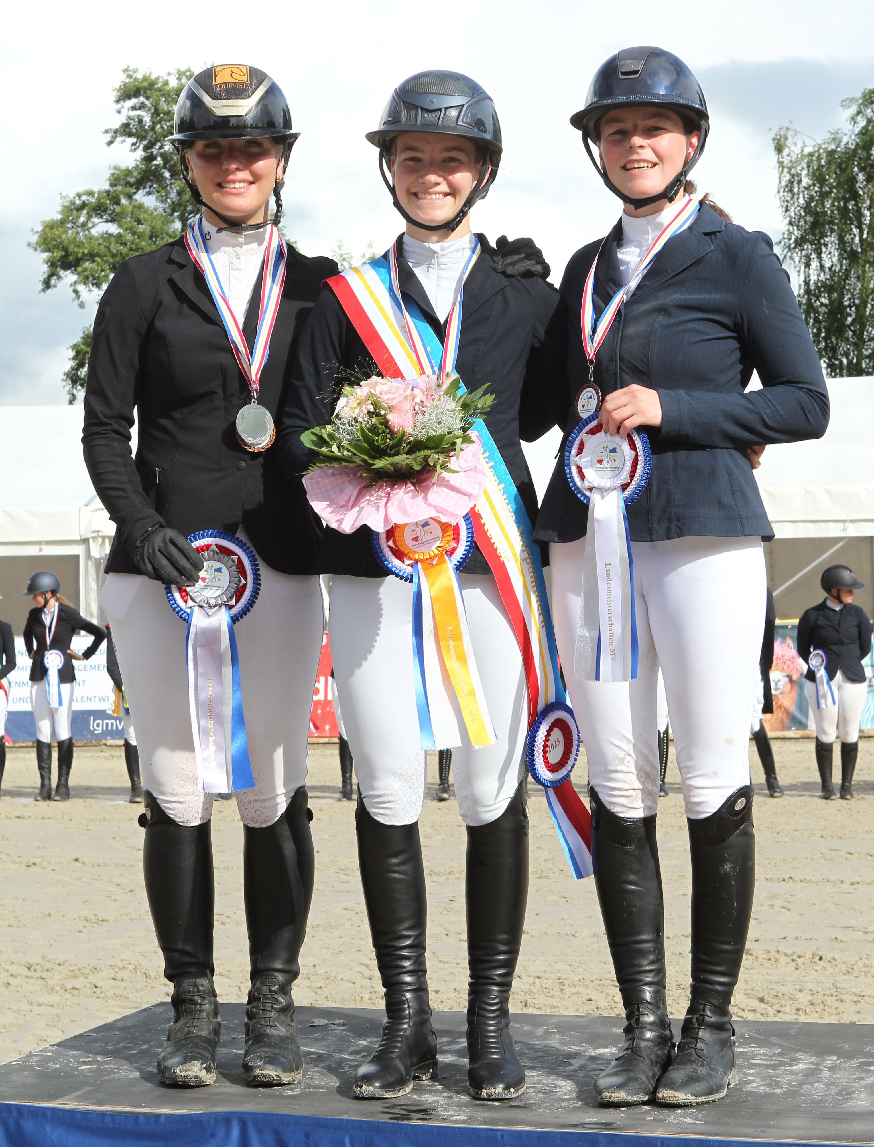 Den Preis des Föderkreises Landgestüt Redefin gewann Madita Lucia von Klitzing (Zingst) mit Allegretto D. Alexandra Brandt vom Förderkreis gratuliert. © Chr. Schulz