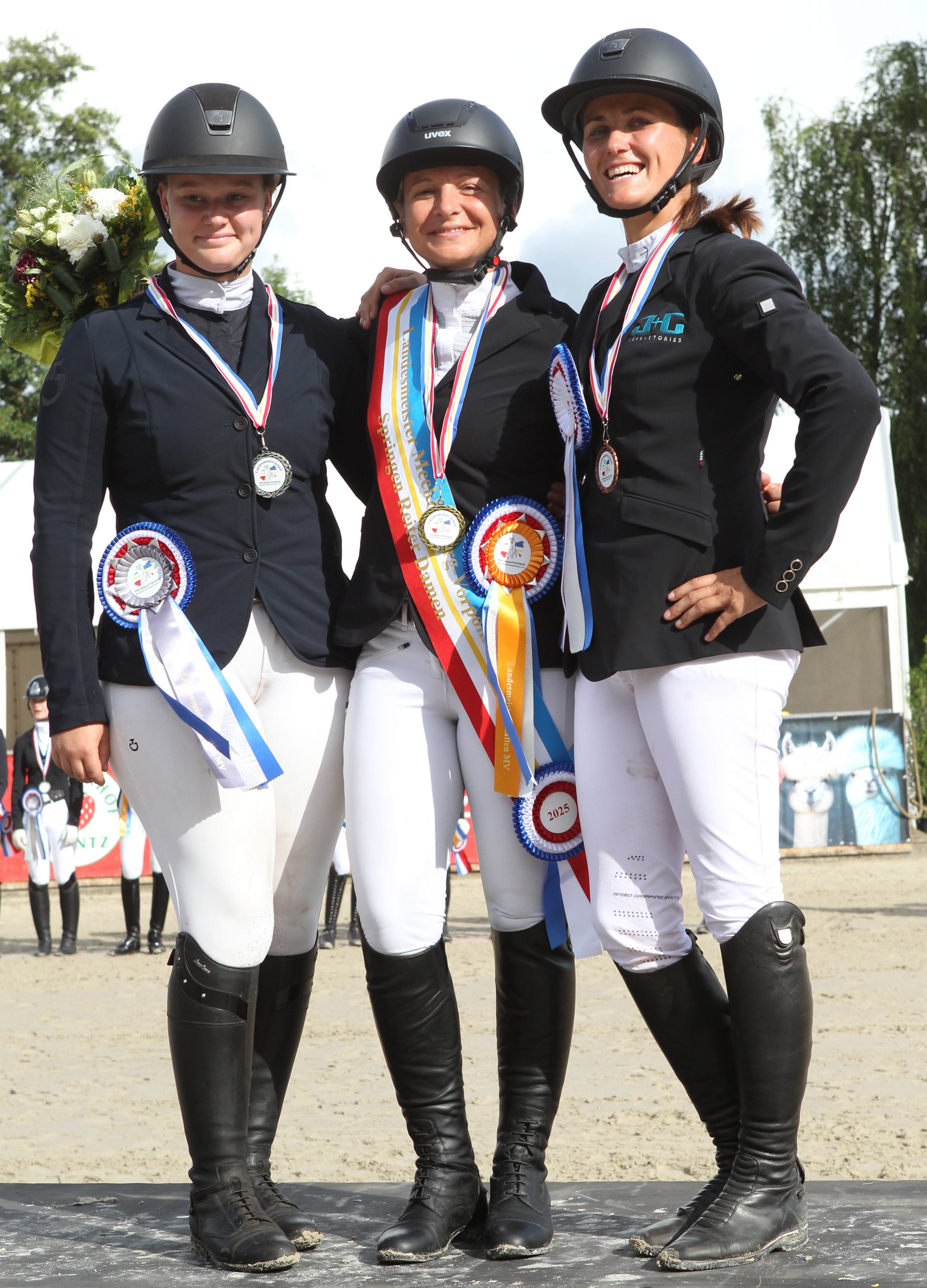 Den Preis des Föderkreises Landgestüt Redefin gewann Madita Lucia von Klitzing (Zingst) mit Allegretto D. Alexandra Brandt vom Förderkreis gratuliert. © Chr. Schulz