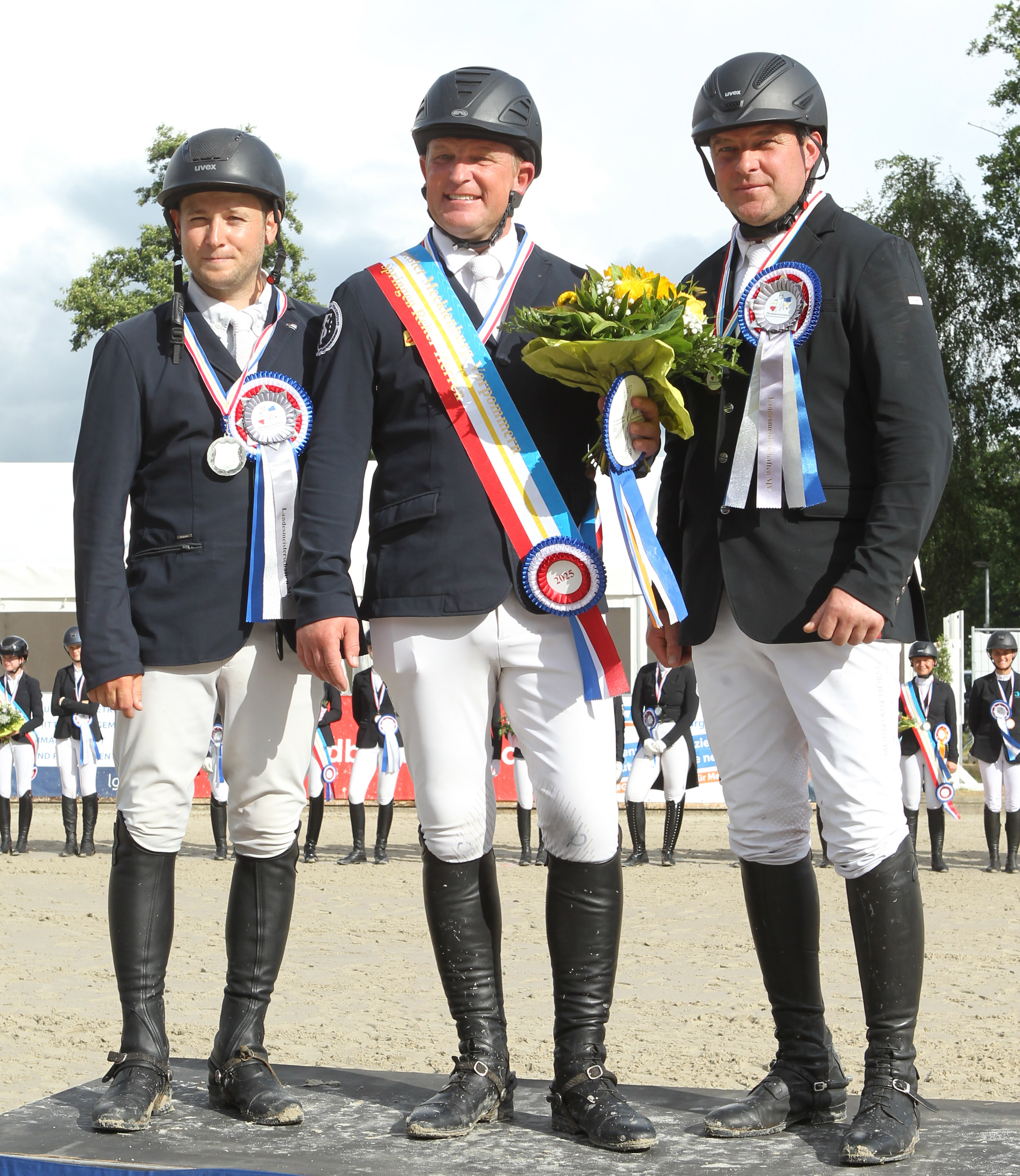 Den Preis des Föderkreises Landgestüt Redefin gewann Madita Lucia von Klitzing (Zingst) mit Allegretto D. Alexandra Brandt vom Förderkreis gratuliert. © Chr. Schulz
