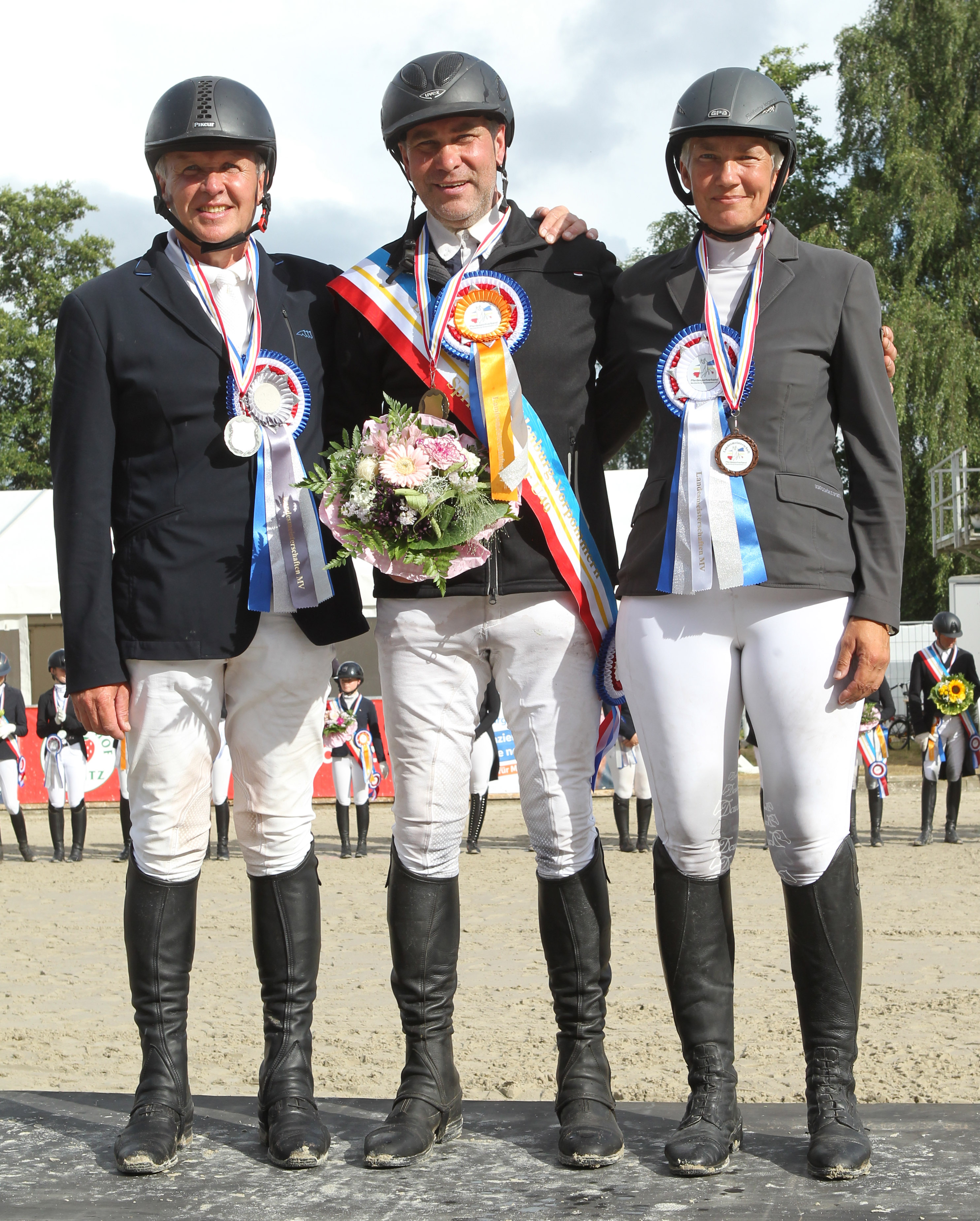 Den Preis des Föderkreises Landgestüt Redefin gewann Madita Lucia von Klitzing (Zingst) mit Allegretto D. Alexandra Brandt vom Förderkreis gratuliert. © Chr. Schulz