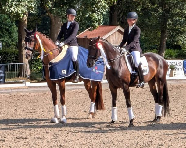 Beide Wertungsprüfungen im Landes-Amateurchampionat Klasse M gewann Kati Spierling mit Freshman, und damit die Goldmedaille. Christina Schulz holte sich mit Danza Mi die Bronzemedaille. © privat