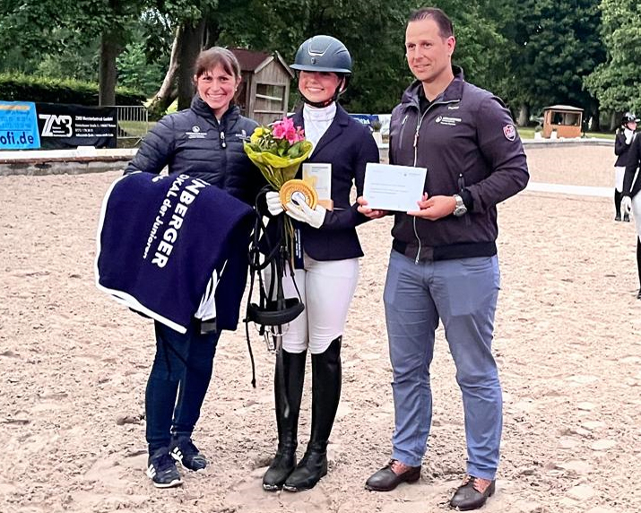 Ein großes Aufgebot von 15 Teilnehmern, die sich dafür qualifiziert hatten, gab es im Finale des Nürnberger Burg-Pokals der Junioren von MV. Manja & Norman Femfert von der Agentur in Greifswald konnten Mara Hartmann von der RSG Wöpkendorf als Siegerin gratulieren. © Chr. Schulz