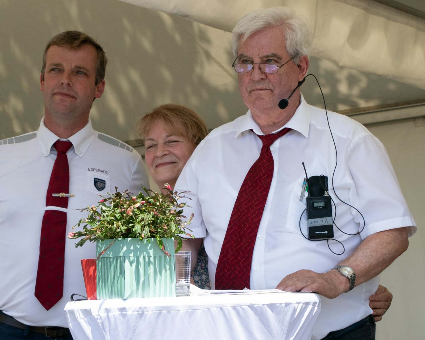 Friedhelm und René Mencke, im Hintergrunde Marle, die Ehefrau von Friedhelm.