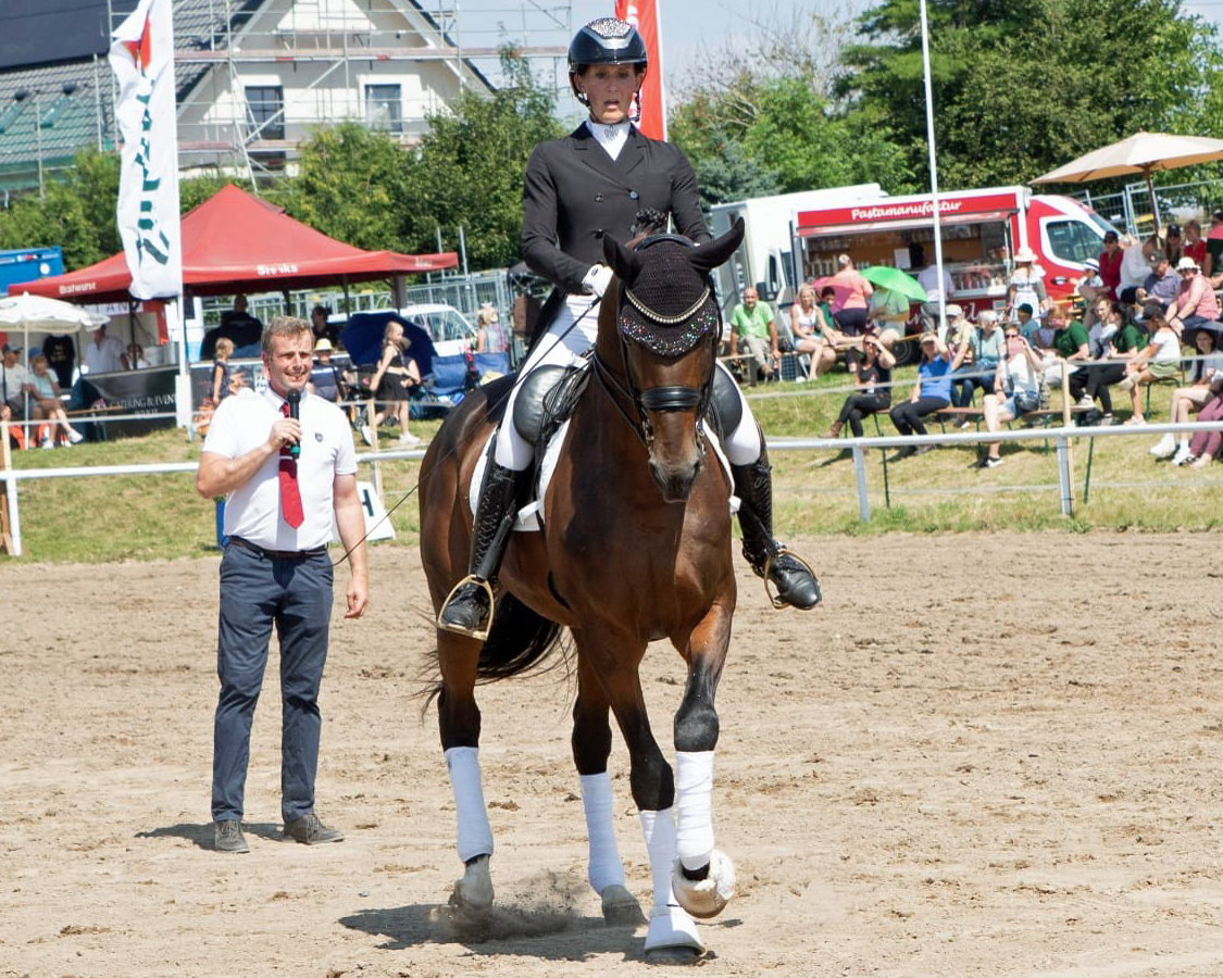 Renè Mencke, der selbst erfolgreicher Dressurreiter war, demonstrierte den Besuchern mit seiner Ehefrau Liba, die im Sattel des Grand-Prix Hengstes Millennium Star saß, Dressurlektionen der schweren Klasse.