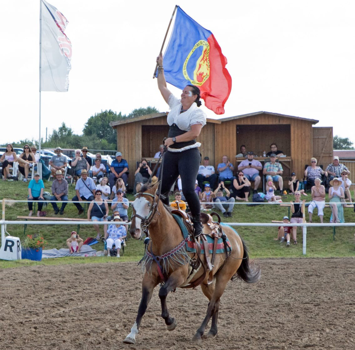 Karina Vandersee von der Comanchen Ranch aus Neu Poserin eröffnet ihre Show mit dem mit dem 19-jährigen Quarter Horse Wallach Paco.