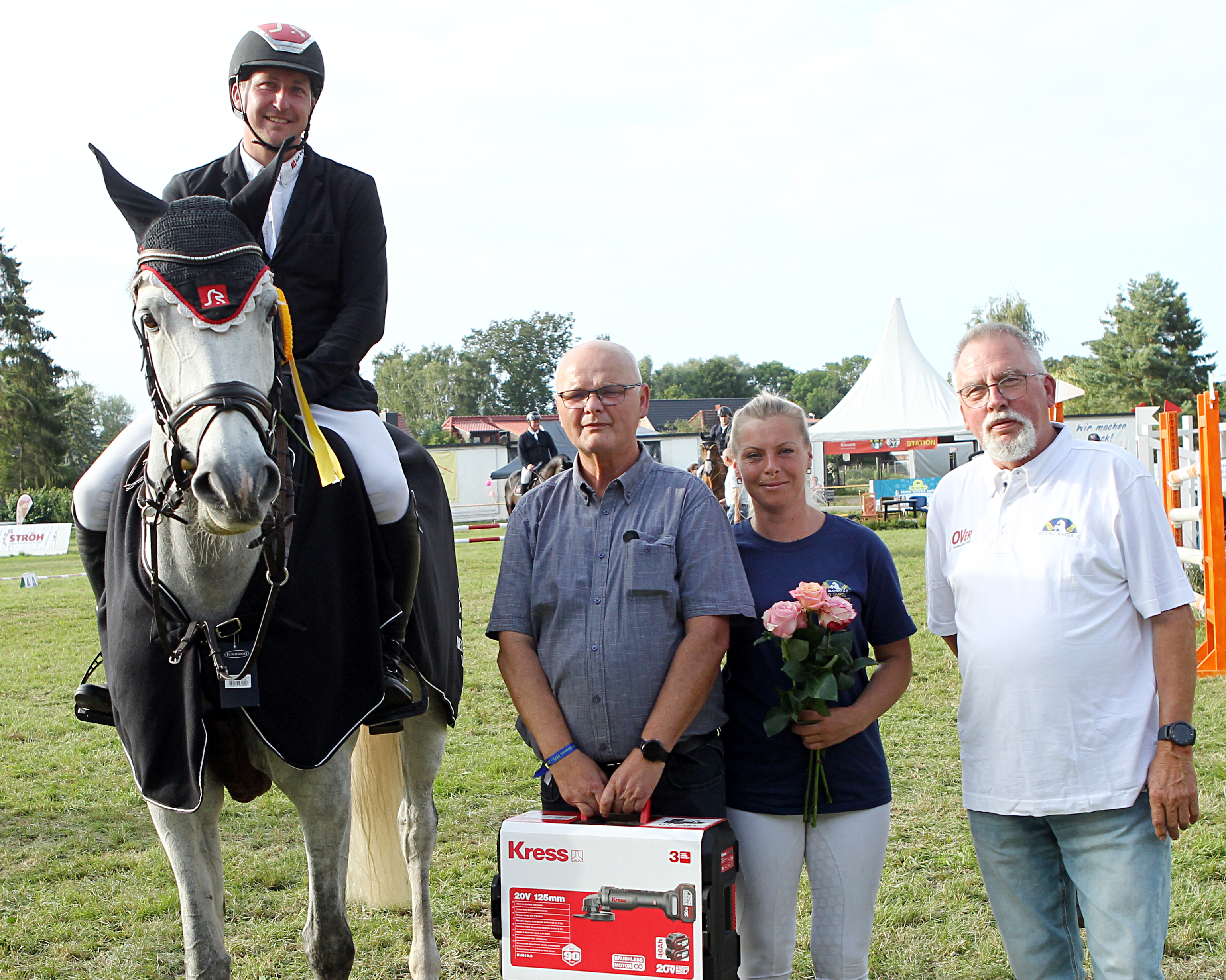 Andreas Neumann, der das Championat von Blowatz präsentierte, gratuliert Paul Wiktor zusammen mit Tochter Anne und Hans-Joachim Lenschow zum Sieg. © J. Wego