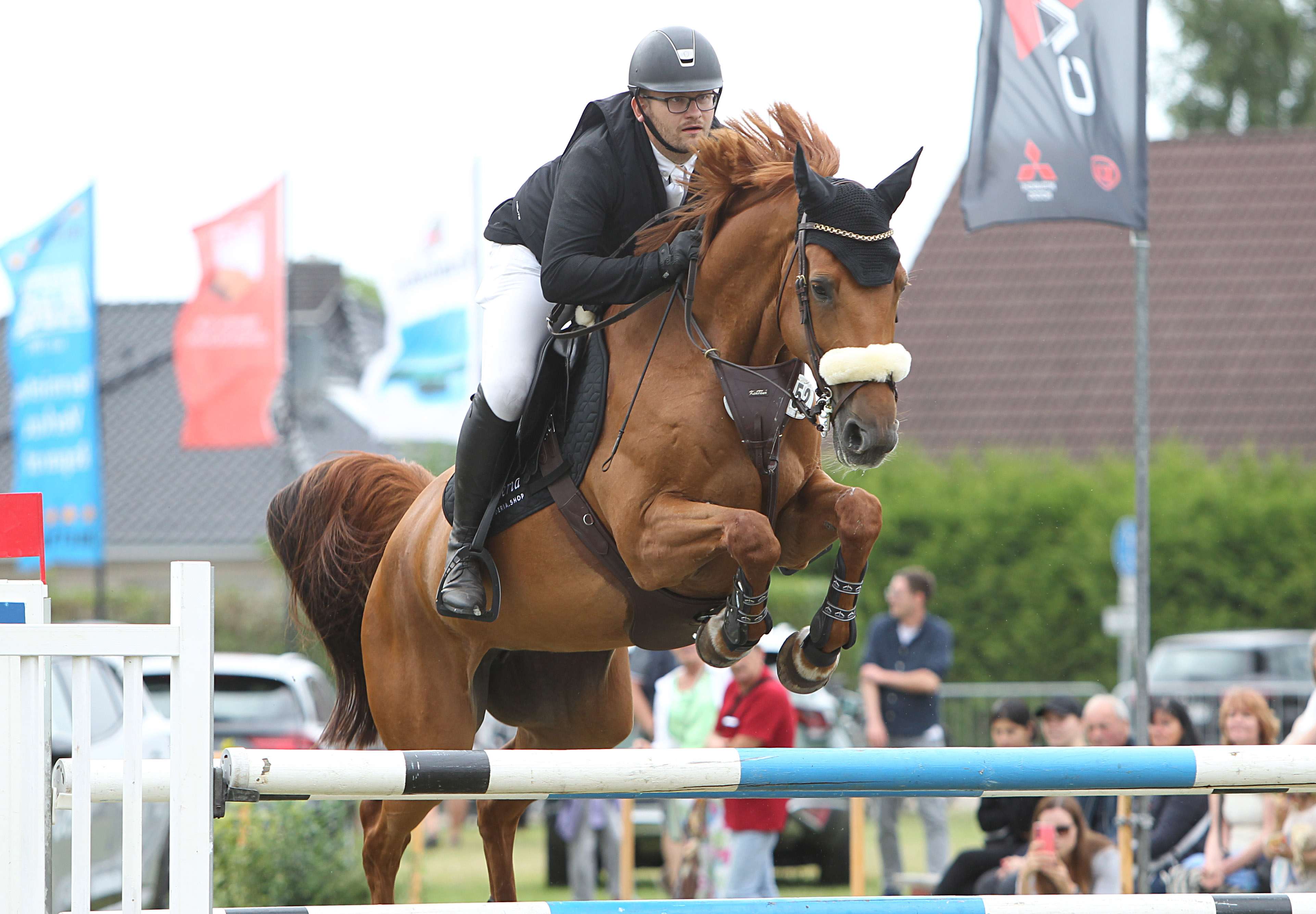 Zu zwei M-Siegen, eins mit Vinnypeach (Foto), mit der er im Großen Preis Dritter wurde, kam Florian Villwock aus Tempel, der für Wöpkendorf reitet. © J. Wego