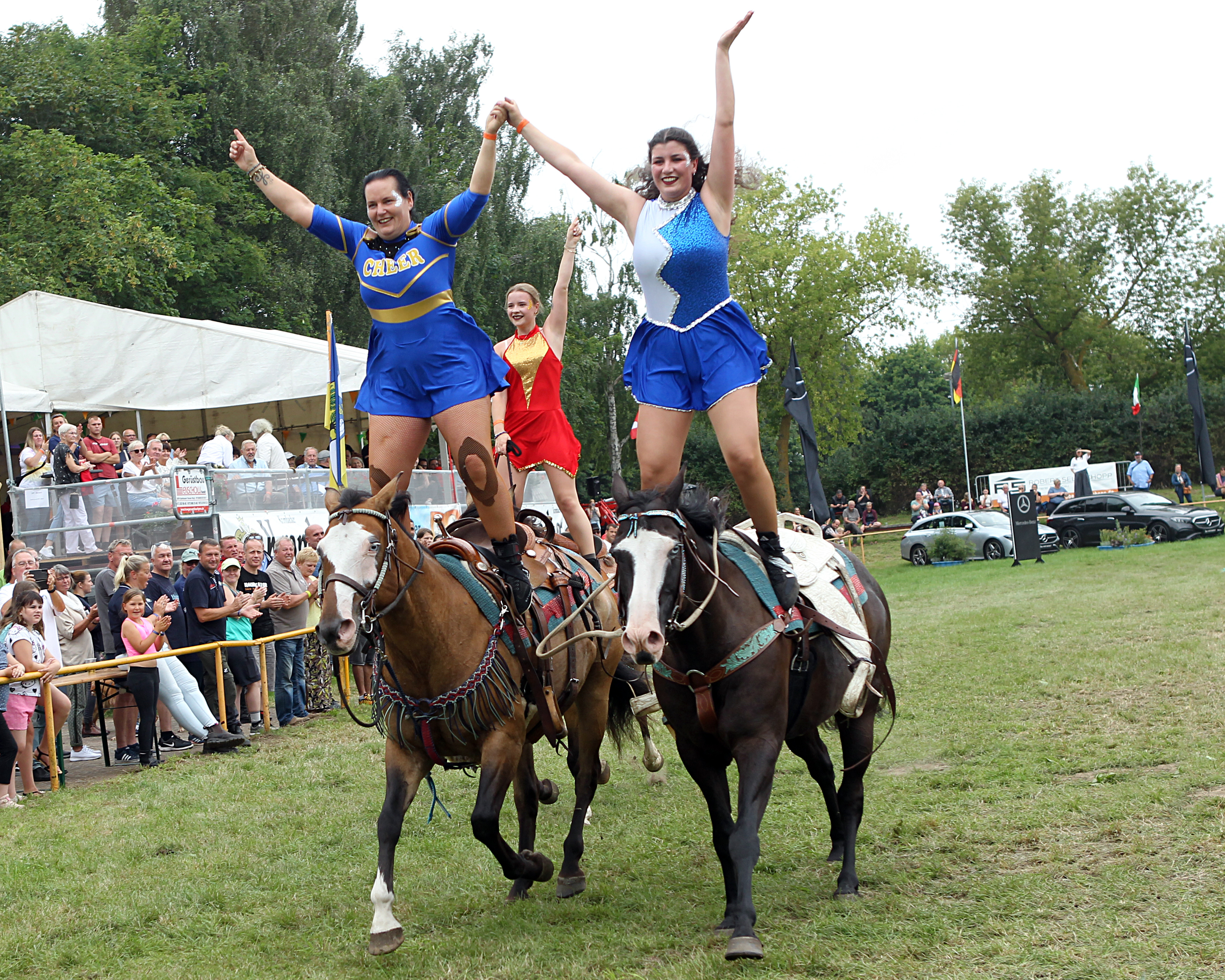 Zum Jubiläumsturnier kam auch Karina Vandersee aus Neu Poserin mit ihren Damen von der Comanche-Ranch und präsentierten atemberaubende Stunts. © J. Wego