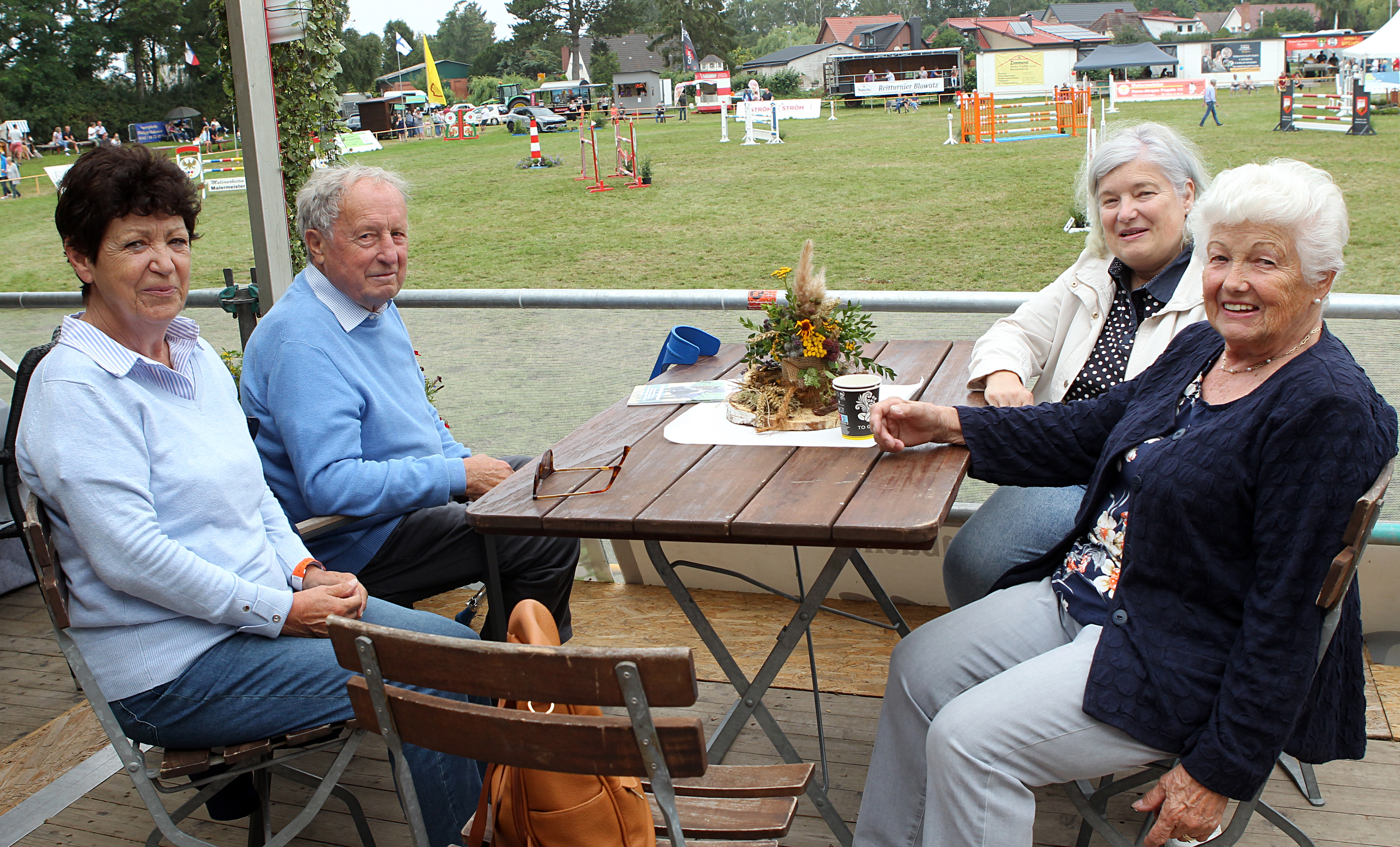 Prominente Gäste konnten mit Helga und Volker Tonn (l.), sowie Margit und Petra Henke begrüßt werden. © J. Wego