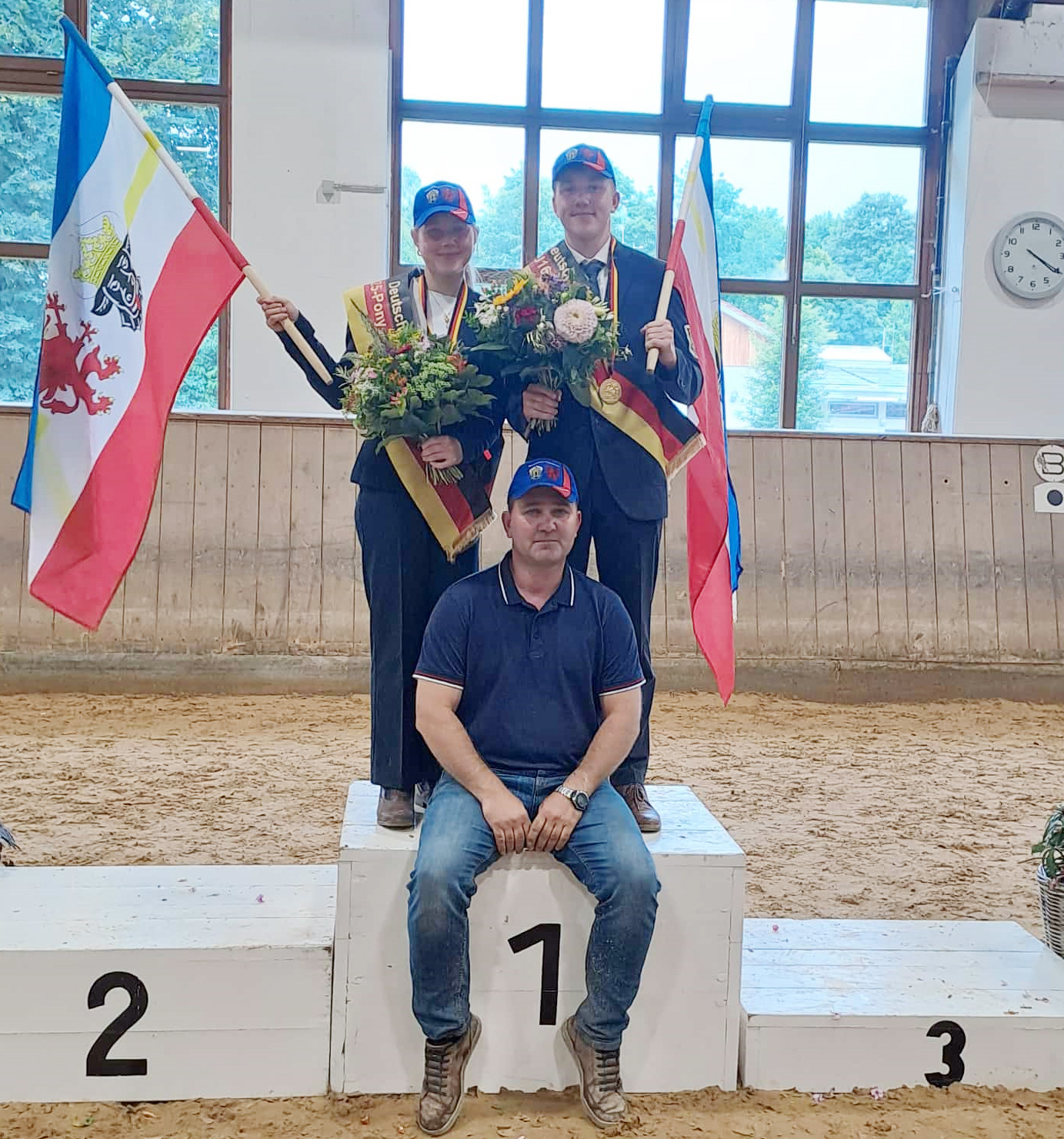 Der stolze Vater Mario Schildt bei der Siegerehrung mit seiner 18-jährigen Tochter Michele und dem 16-jährigen Marvin, die in Schwaiganger Deutsche Meister wurden. Foto: privat
