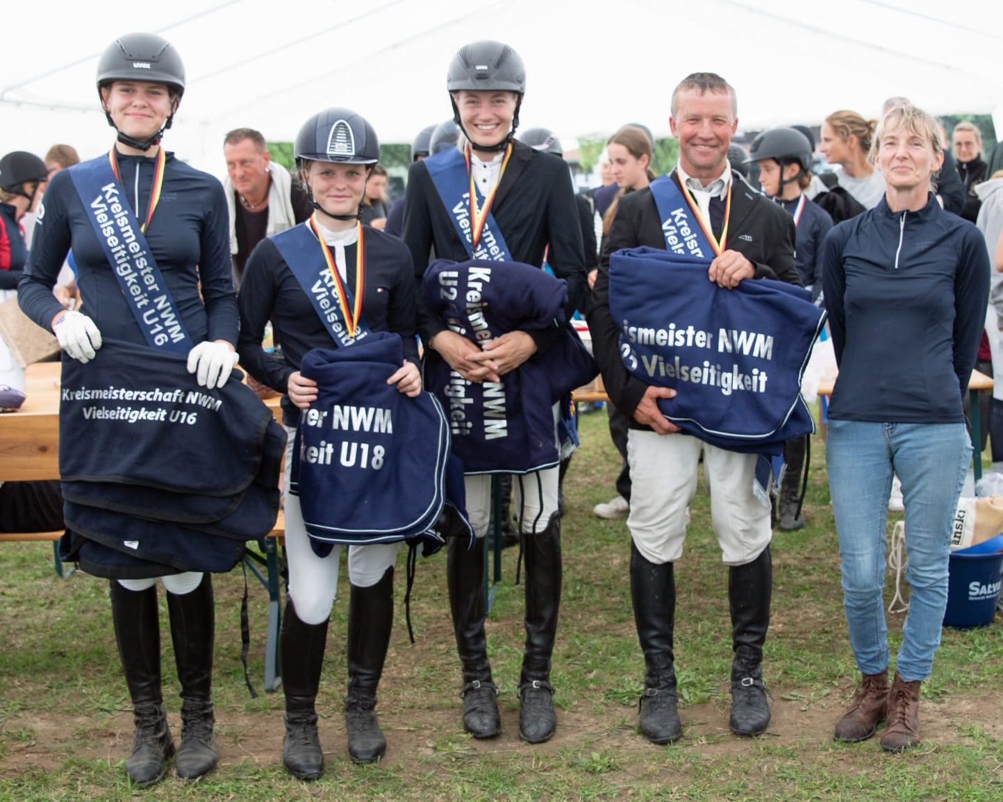 Die Kreismeister des Kreisreiterbundes Nordwestmecklenburg: v. l. Raphaela Demiani, Leoni Schulz, Paula Fatteicher, Andreas Brandt und Managerin Bianca Brandt.