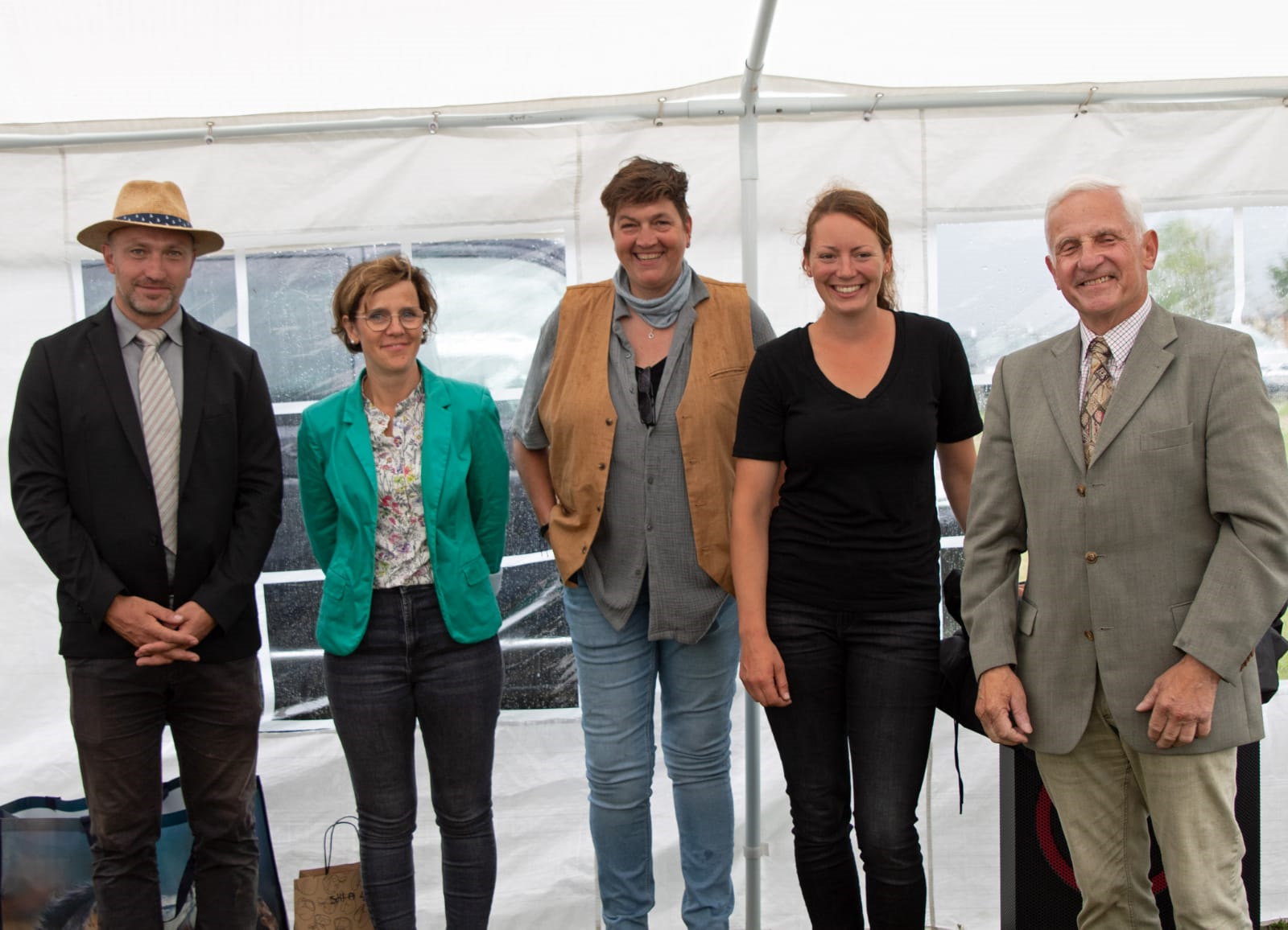 Ehrenpräsident Dr. Burkhard Dittmann, der die Meisterehrung vornahm, Turnierleiterin Julia Steinhagen und die Richter Stella Maria Stöhr, Ina Malgadey und Stefan Bartel.