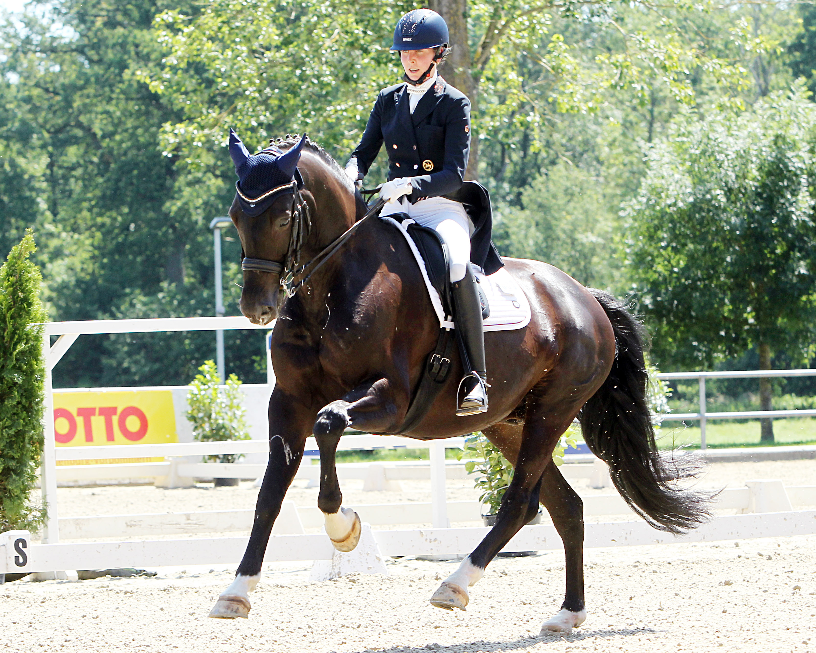 Mit Christina Thieme - hier auf Coffee to go, der jüngeren Schwester des viermaligen Derbysiegers Andre Thieme, kommt eine der leistungsstärksten Dressurreiterinnen unseres Landes nach Wittenbeck. Foto: J. Wego