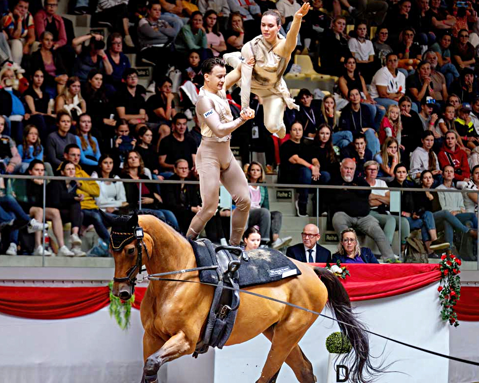 Das Duo Diana Harwardt und Peter Künne sicherte sich bei der Europameisterschaft 2025 Bronze im Pas de Deux. Foto: Carolin Christmann/Vaulting World