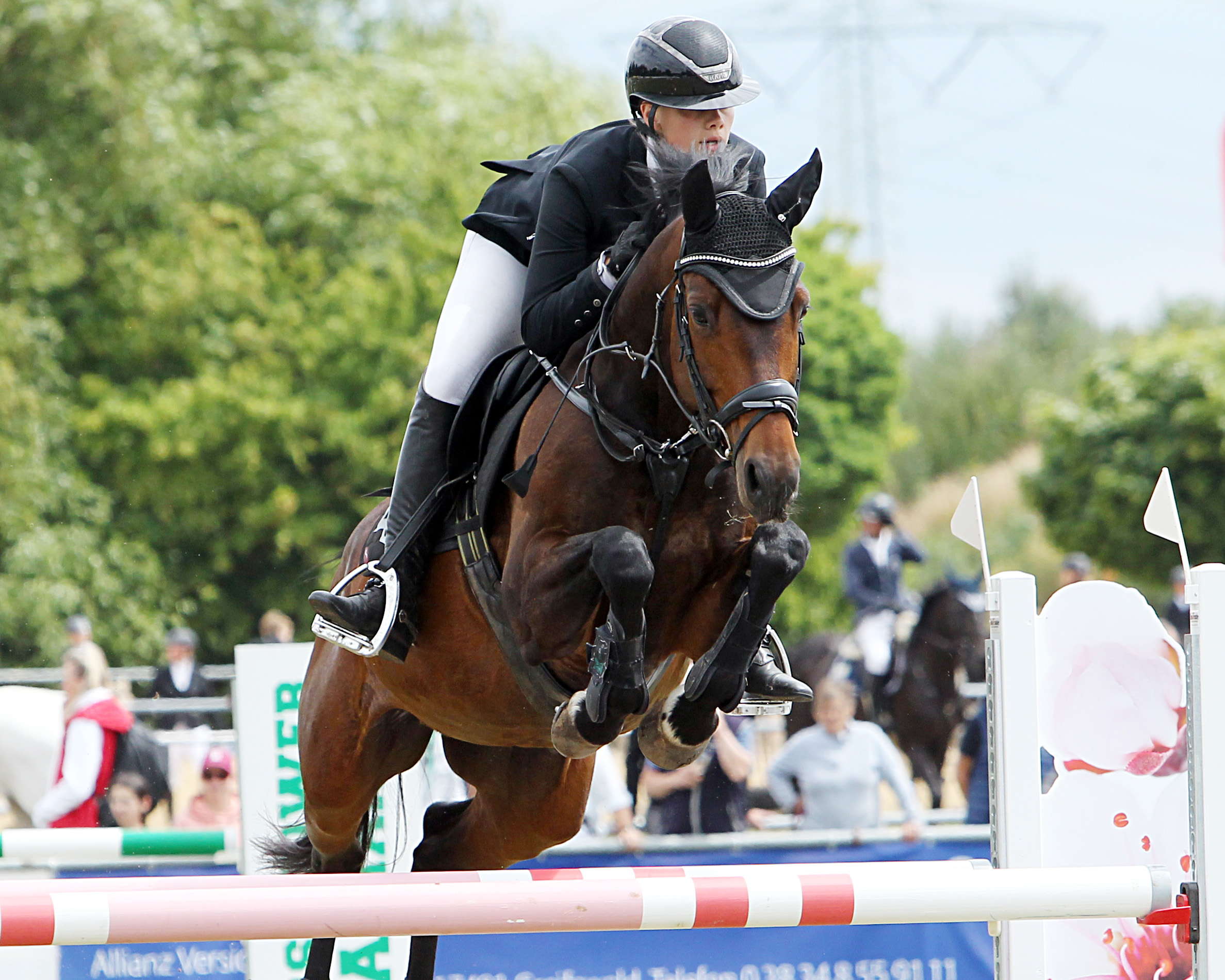 Auch Nachwuchsreiterin Amelie Kutsch aus Torgelow, die für den RSV Polzow reitet, war siegreich. Mit der 11-jährigen Stute Denise gewann sie zwei M-Springen. © Archiv Wego