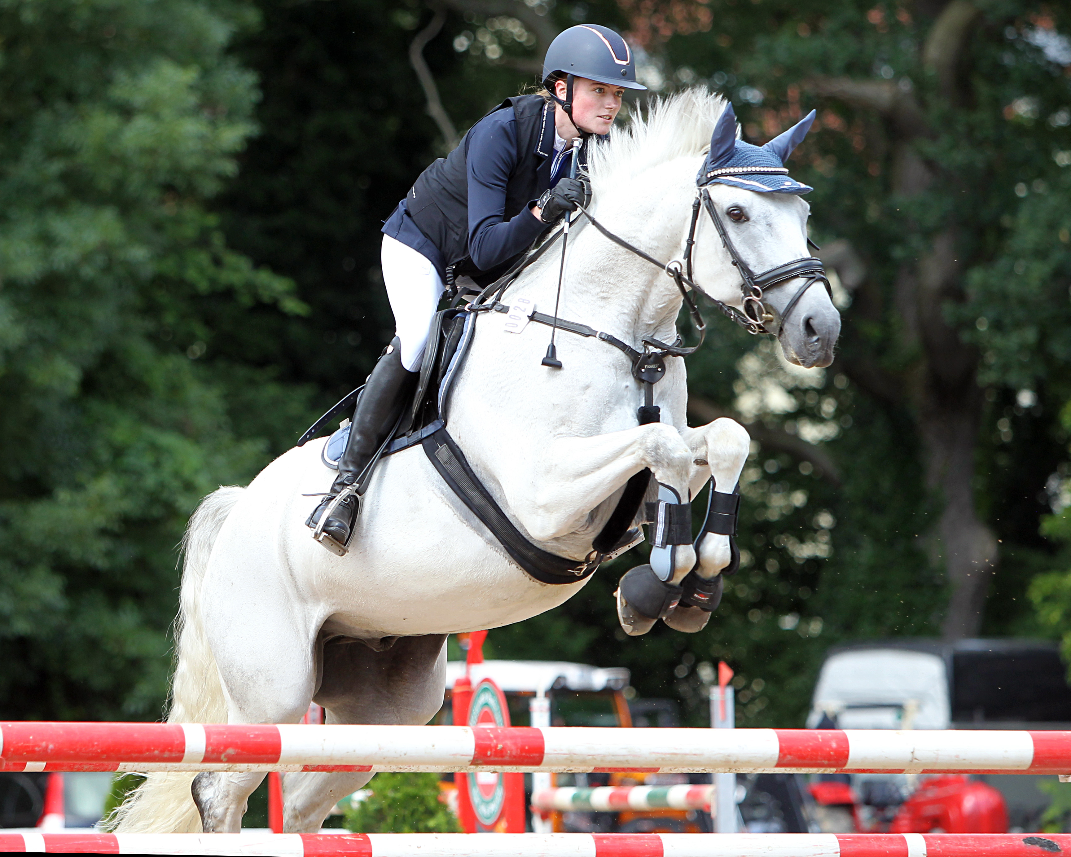 Mit ihrem Kleinen Deutschen Reitpferd Brisco hat Janna Pierstorff aus Rühn, die für Klein Labenz reitet, das Zwei-Phasen-Springen Klasse L gewonnen. © Archiv Wego