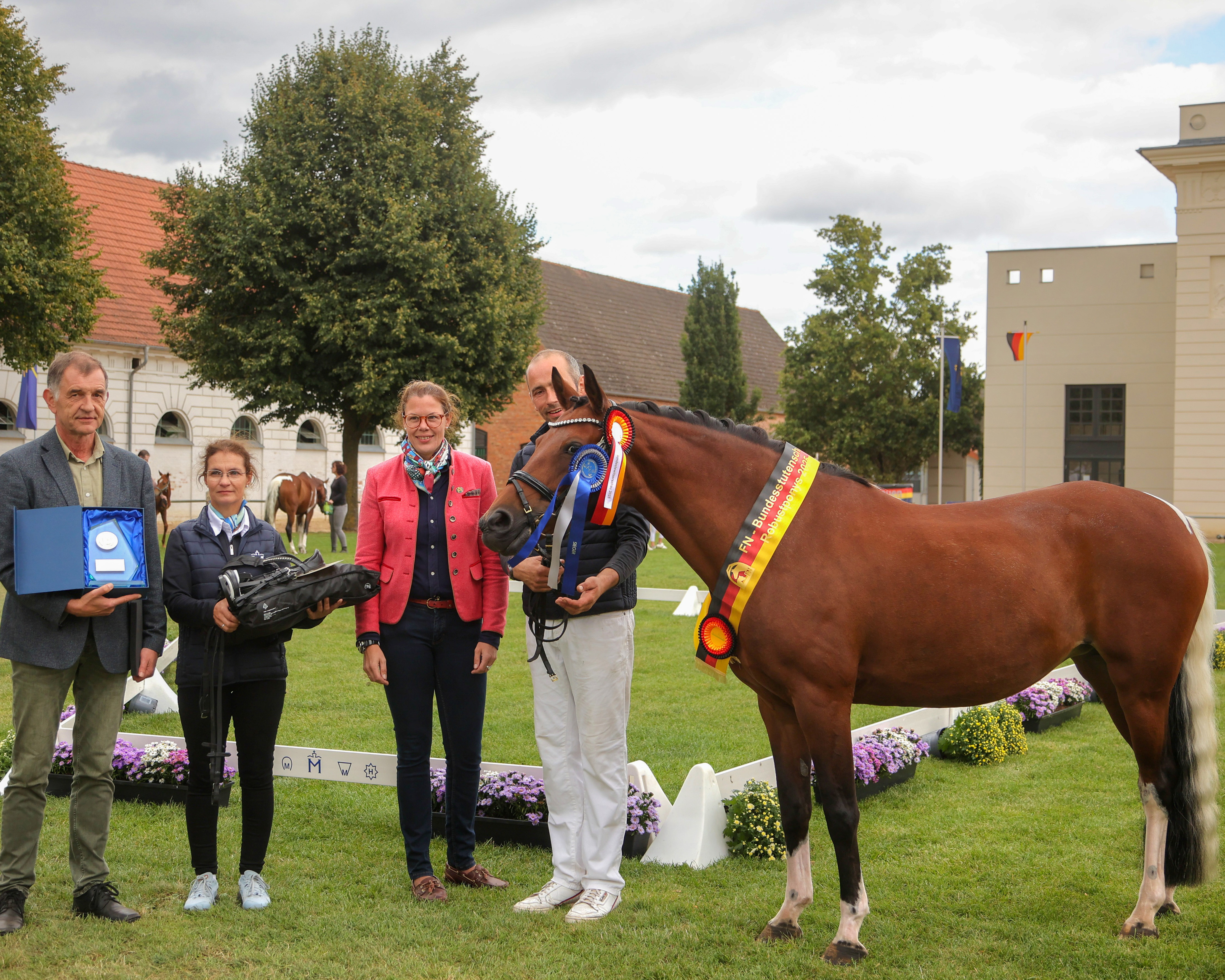 Ehrung für die 9-jährige Siegerstute Quinn mit Zuchtleiterin Karoline Gehring, Besitzerin Sandra Engelmann und Dr. Siegfried Hoffmann vom Landesamt für Landwirtschaft, Lebensmittelsicherheit und Fischerei Mecklenburg-Vorpommern, der einen Sonderehrenpreis überreicht. © Rainer Kohl