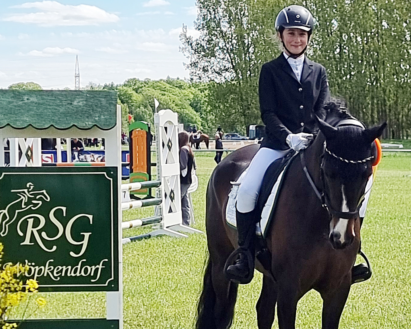 Mit fünf Siegen (3 auf Pony Vanadis JS - Foto) und insgesamt neun Platzierungen auf den Plätzen 1 bis 3 war die elfjährige Charlotte Fehr vom RSV Polzow die erfolgreichste Teilnehmerin. © J. Wego