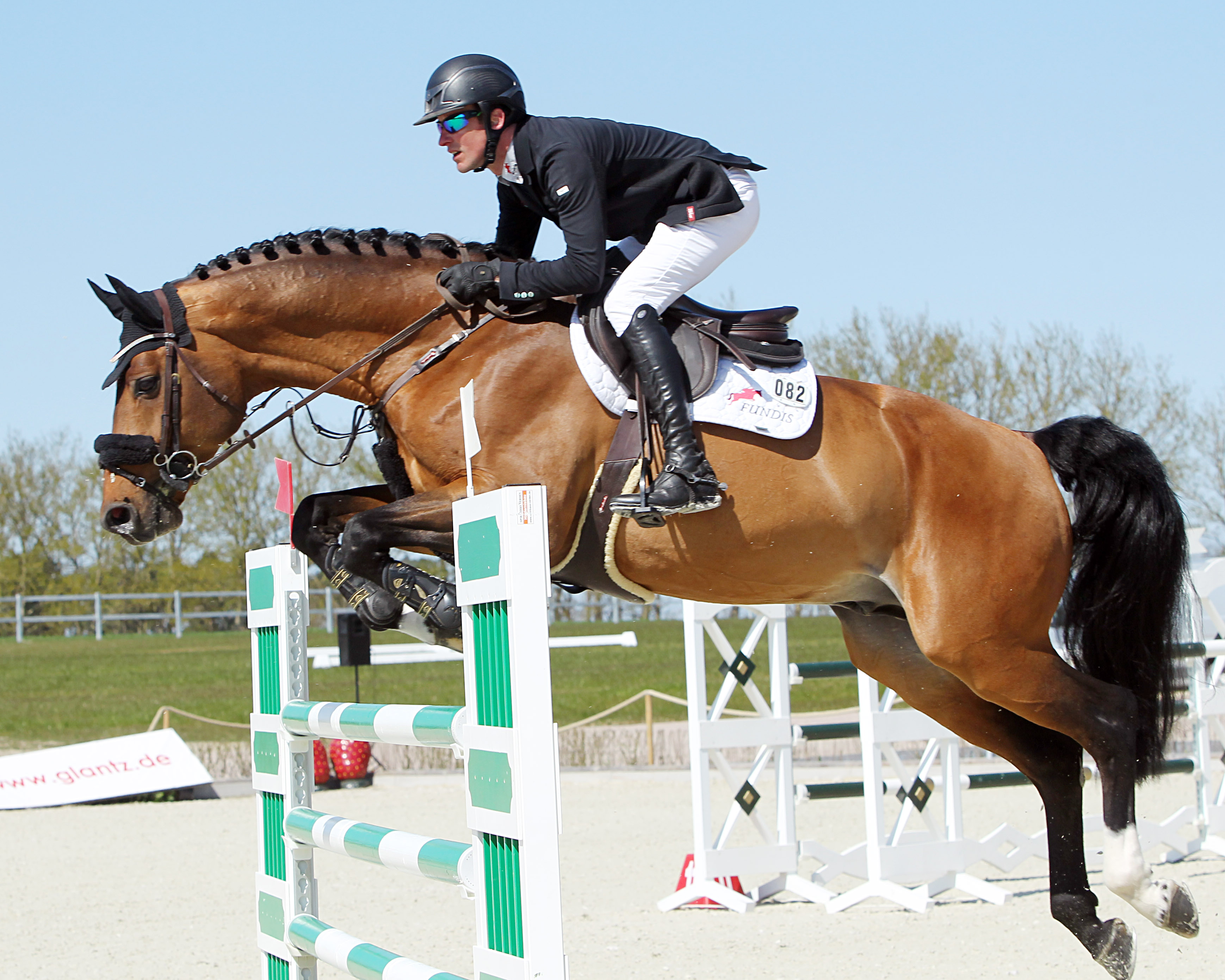 Anlagenleiter Christoph Lanske - hier mit dem Hengst Catching Fire - hat mit Mitarbeitern und Freunden den RSC Hohen Wieschendorf gegründet, der zukünftig in Verbindung mit Glantz Equestrian offizieller Veranstalter der Turniere ist. Das nächste am 3. Und 4. Oktober. © J.Wego