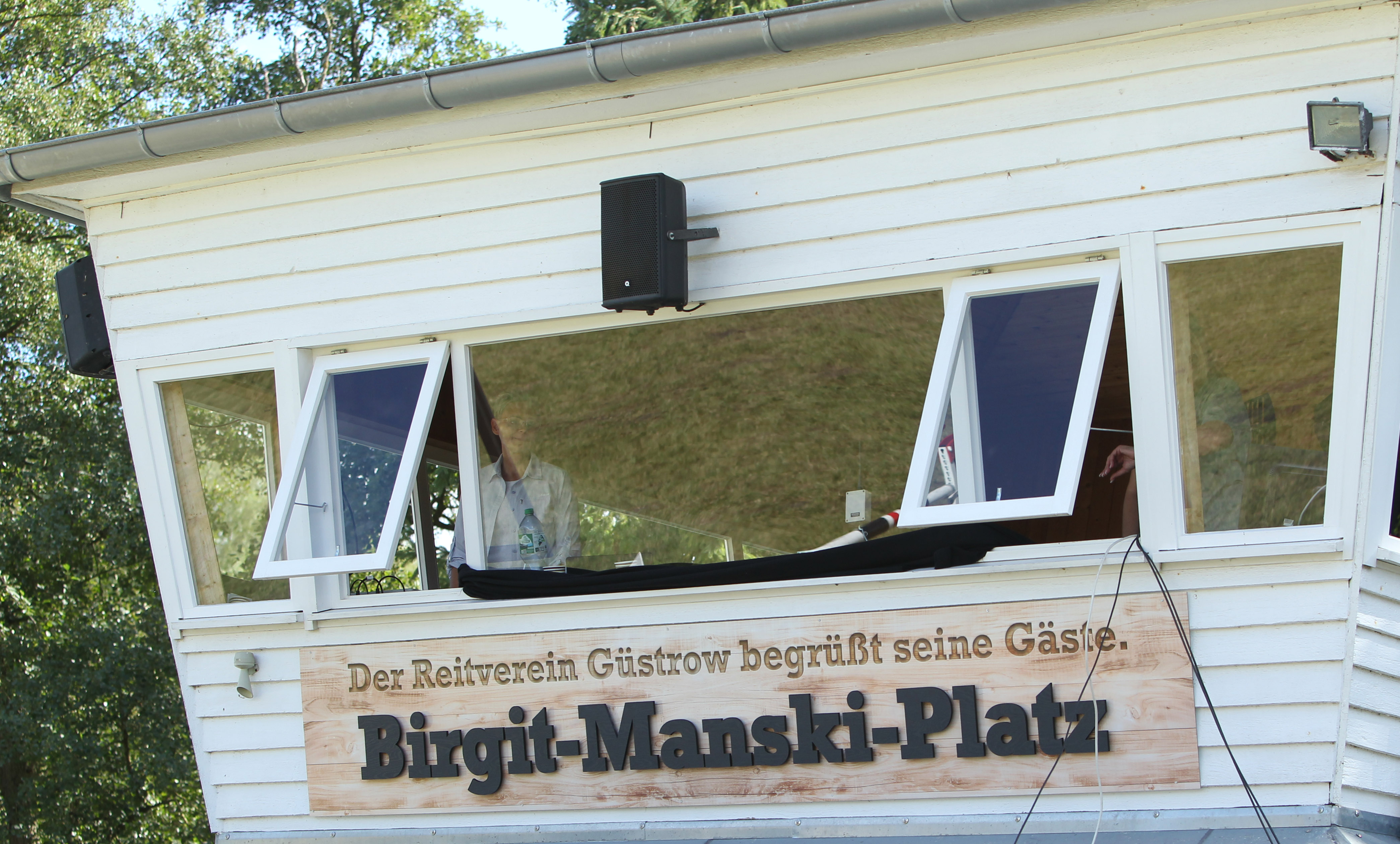 Der Reitplatz in Güstrow trägt jetzt den Namen „Birgit Manski Platz“. © J. Wego