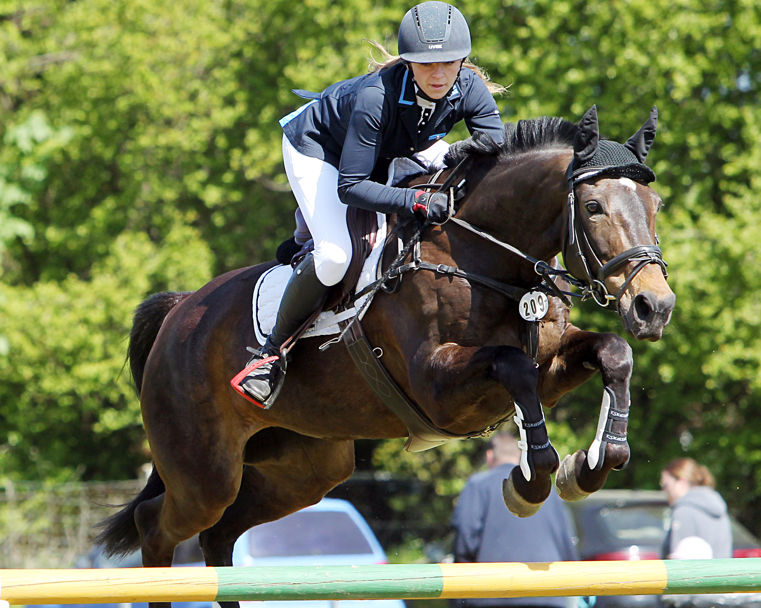 Schaut man auf die Meldeliste des L-Springens für Kasselvitz, dürfte Paulin Binz mit ihrer 20-jährigen Stute Fanny die größten Siegchancen haben. © J. Wego