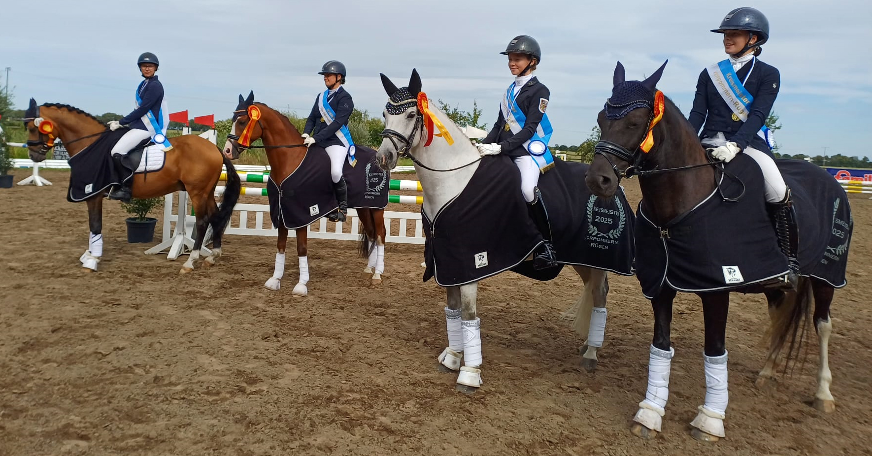 Kreismeister für Vereinsmannschaften in der Dressur wurde der RFV Zingst mit Sophia Range, Madita Lucia von Klitzing, Jana Behning und Amy-Marie Kuhn. © B. Roos