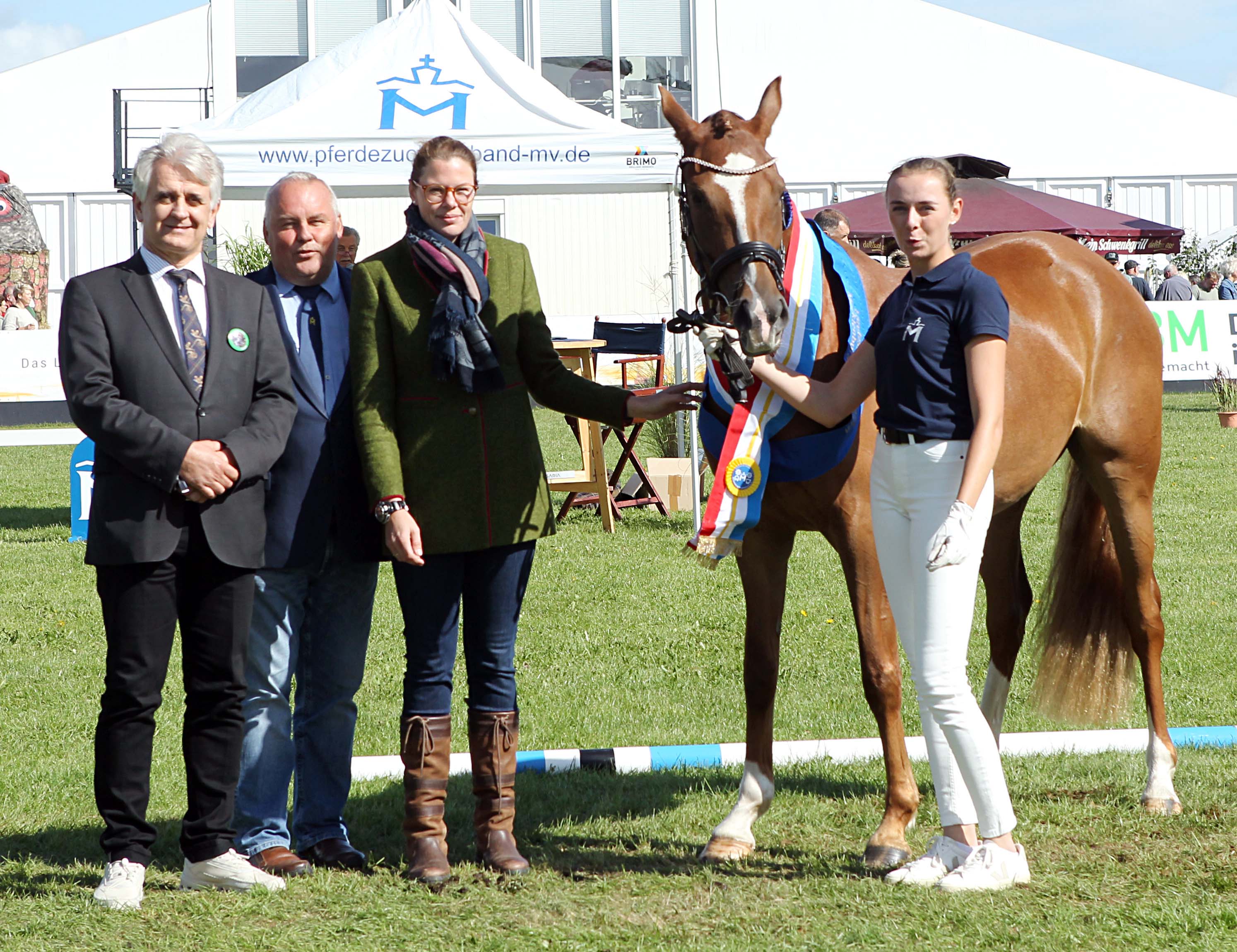 Siegerehrung mit dem Ehrenkommitee für die Miss Mela des KLleinen Deutschen Reitpferd, Gipfel's Giselle.