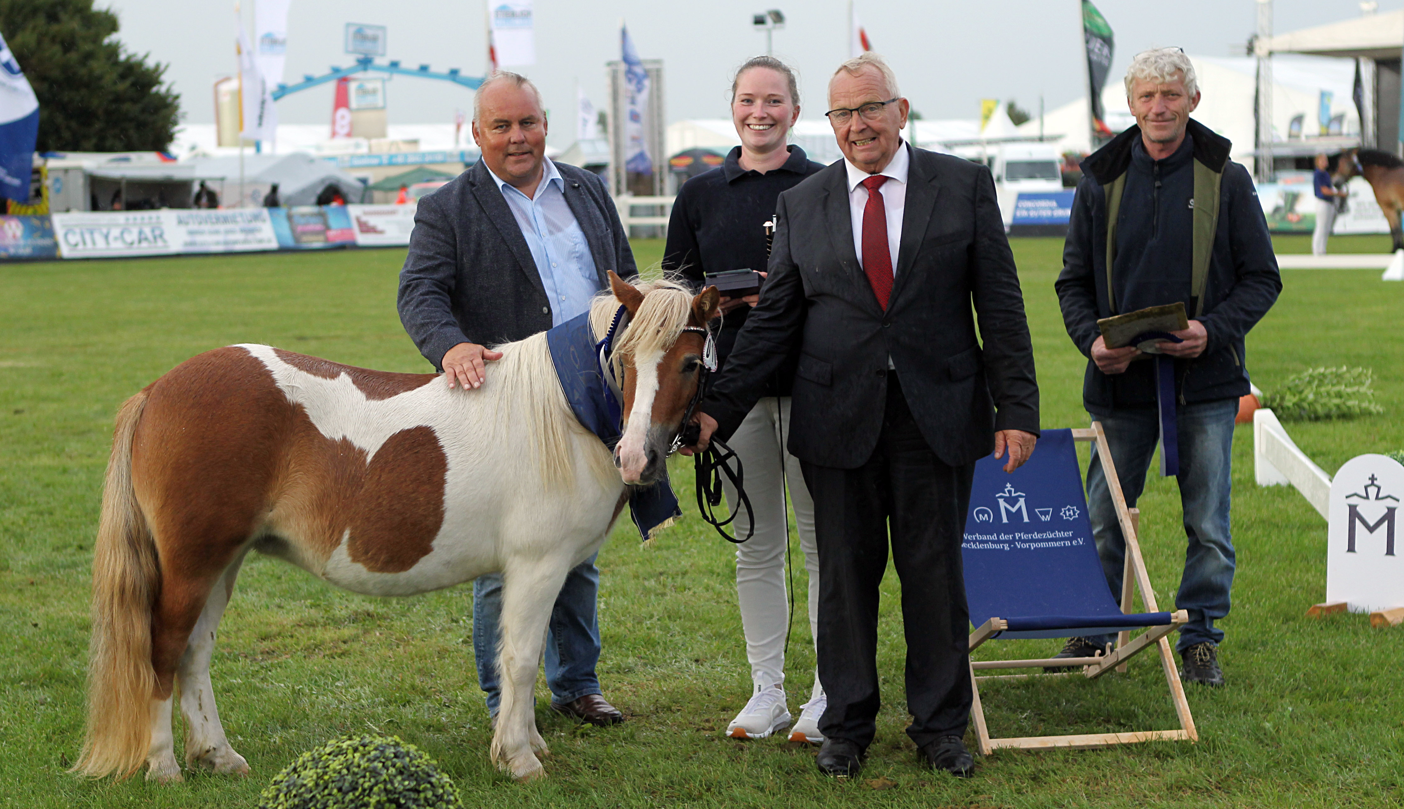 Die Siegerstute und "Miss Mela 2025" bei den Original Shetlandponys, Josephin von der Waldesruh, die Dr. Till Backhaus an der Hand hat.