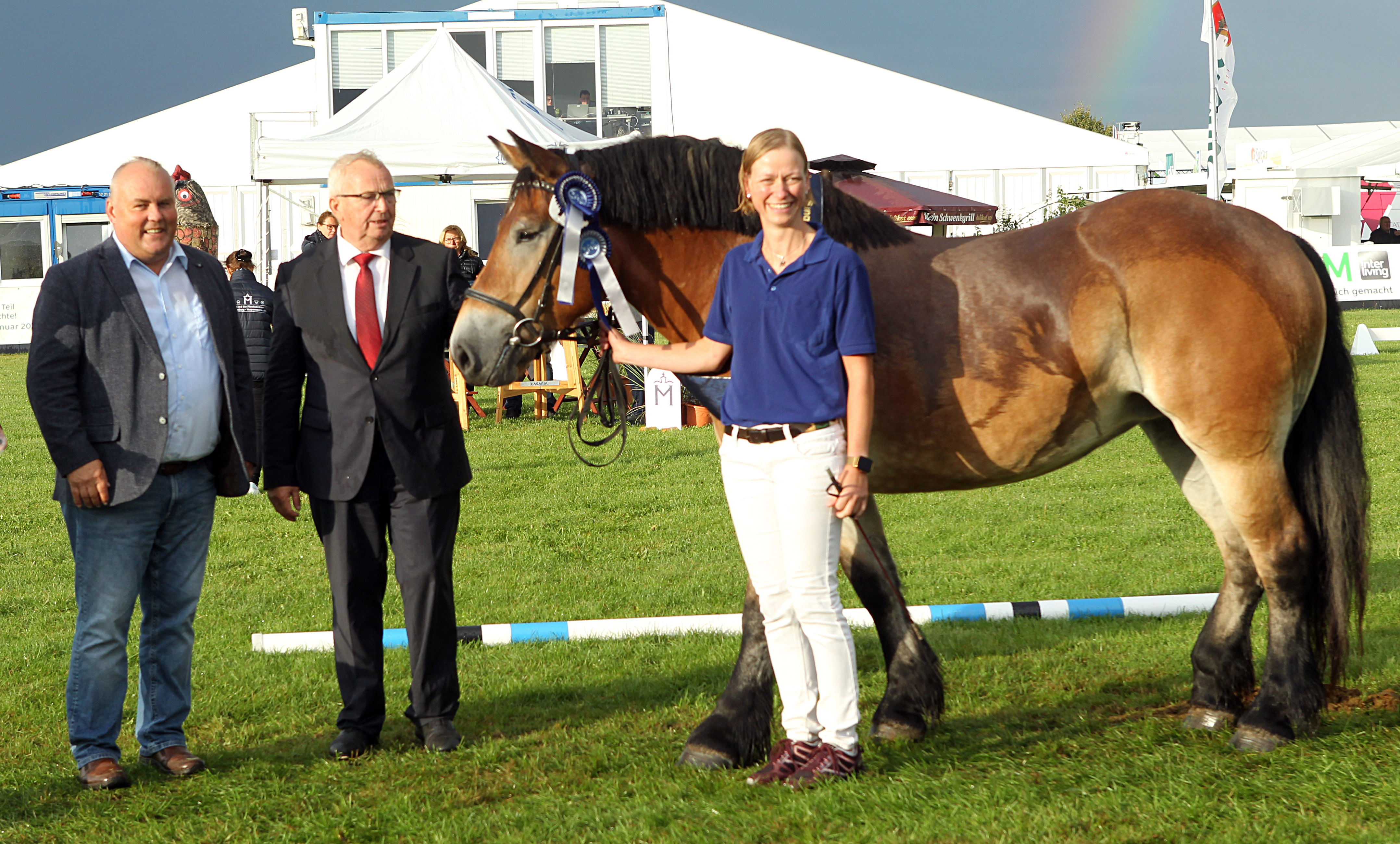 Große Freude bei der Tochter des Züchter und Ausstellers Manfred Scheel über den Sieg ihrer Stute Hanna, die Miss Lela 2025 bei den Rheinisch Deutschen Kaltblütern wurde. Auch die Gratulanten Dr. Till Backhaus und Jörg Hasselmann freuen sich mit der Familie Scheel.
