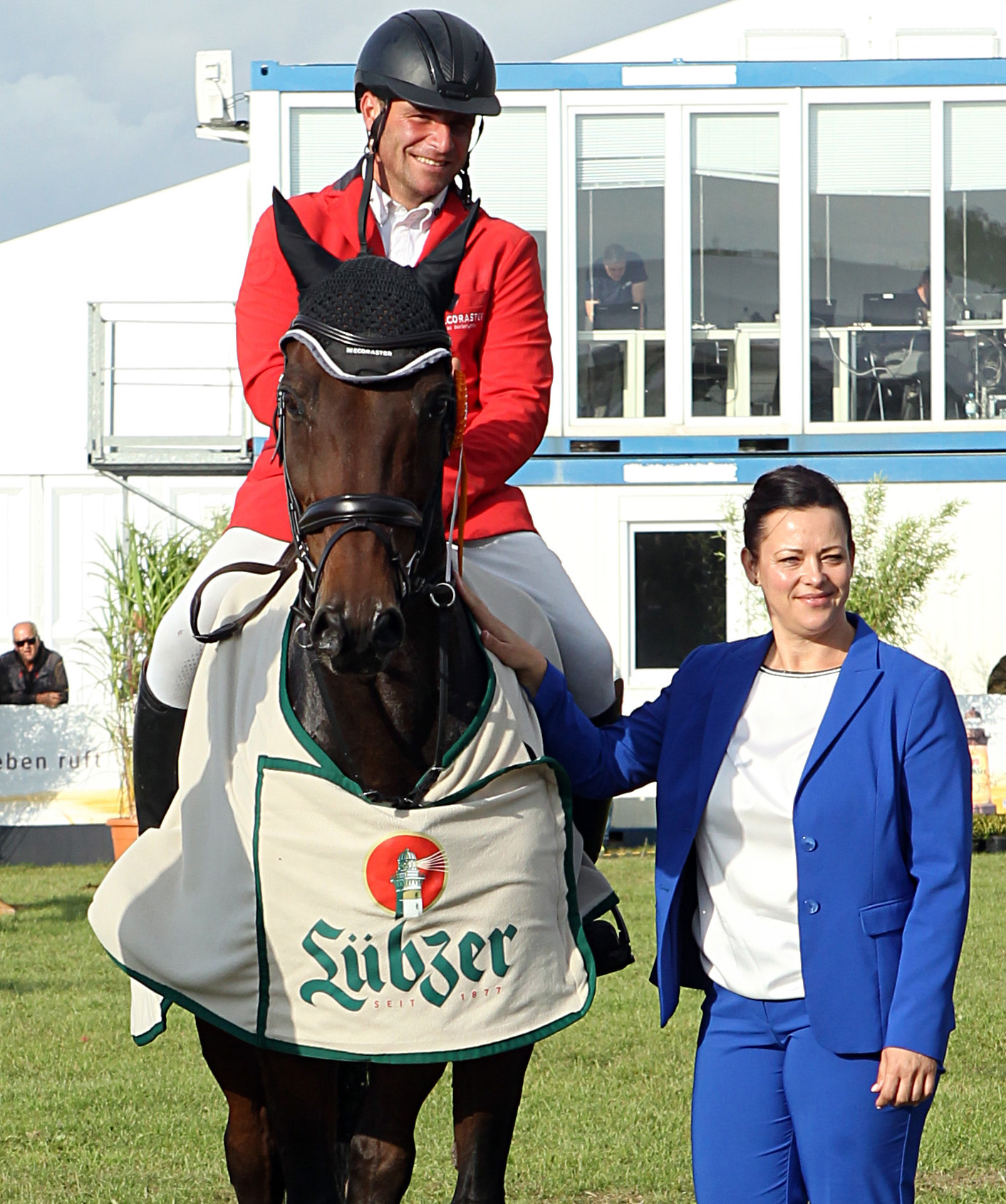 Christin Mondesi, Chefin der MeLa und Turnierleiterin der „Pferd & Hund“, gratuliert Manuel Prause zum Sieg und freut sich über die erstmalige Teilnahme des 40-Jährigen. © Jutta Wego