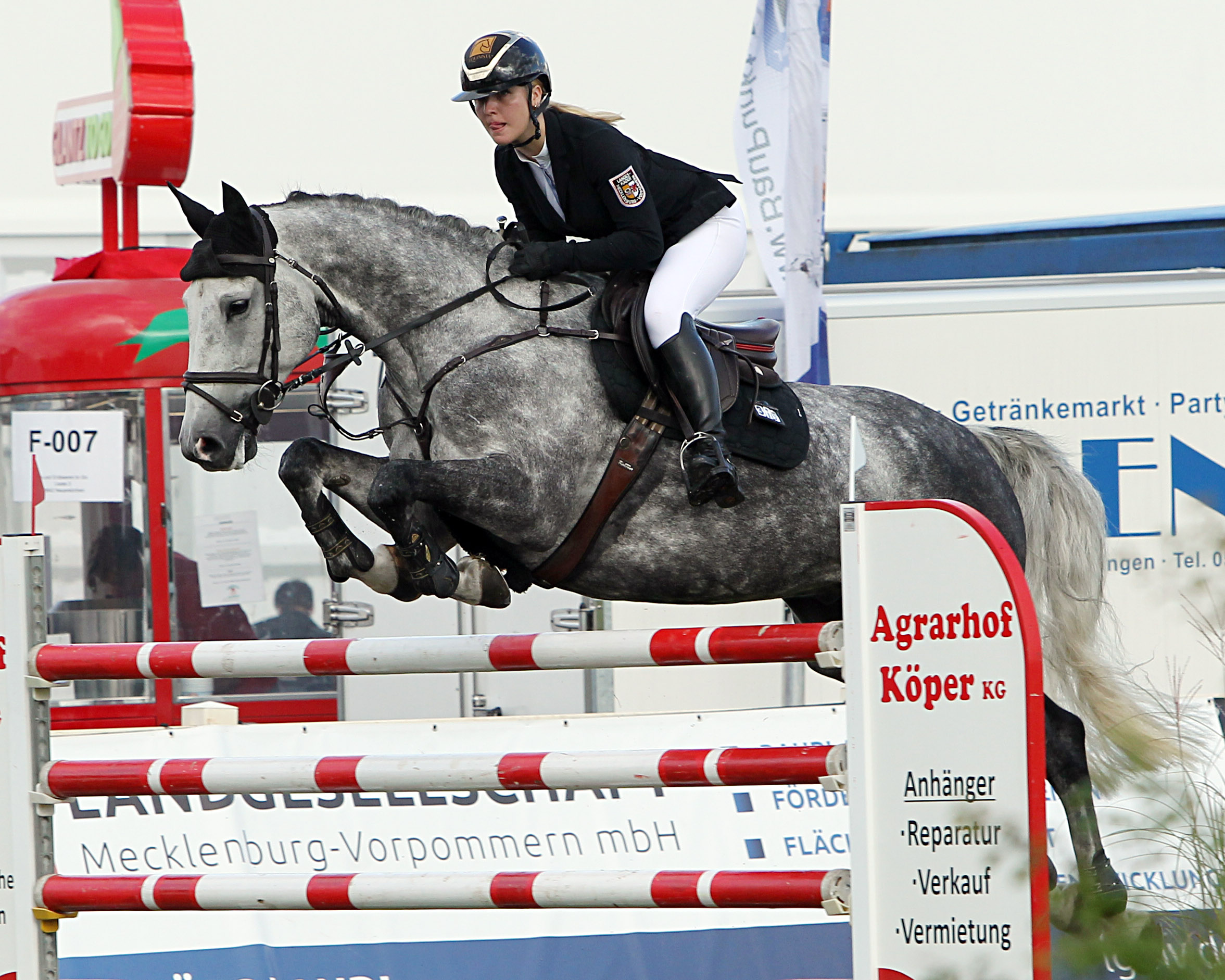 Bravourleistung der erst 16-jährige Emma Wiktor aus Trent, die mit Prosecco van Heiste erstmals ein Drei-Sterne-Springen ritt, ins Stechen kam und Fünfte wurde. © Jutta Wego