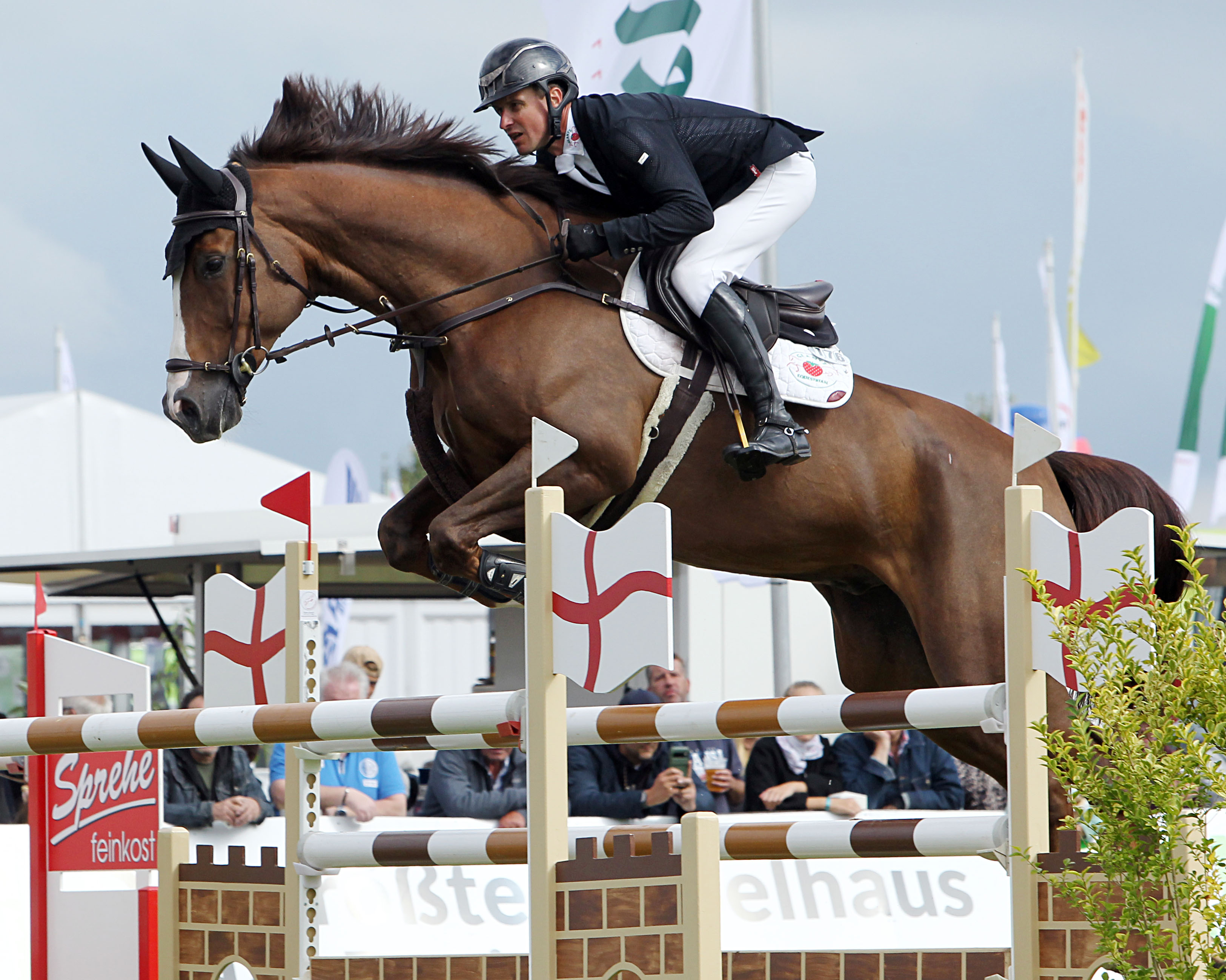 Christoph Lanske Chef der Reitanlage in Hohen Wieschendorf, gewann mit Dinky Toy VM Z das Finale der mittleren Tour. © Jutta Wego