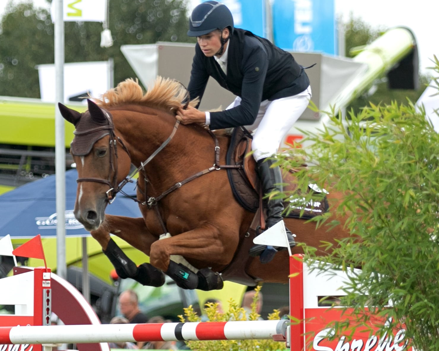 Das 140cm Stilspringen der mittleren Tour gewann Hendrik Greve (Redefin) mit Stilnote 8,4 auf Zora. © KaLo