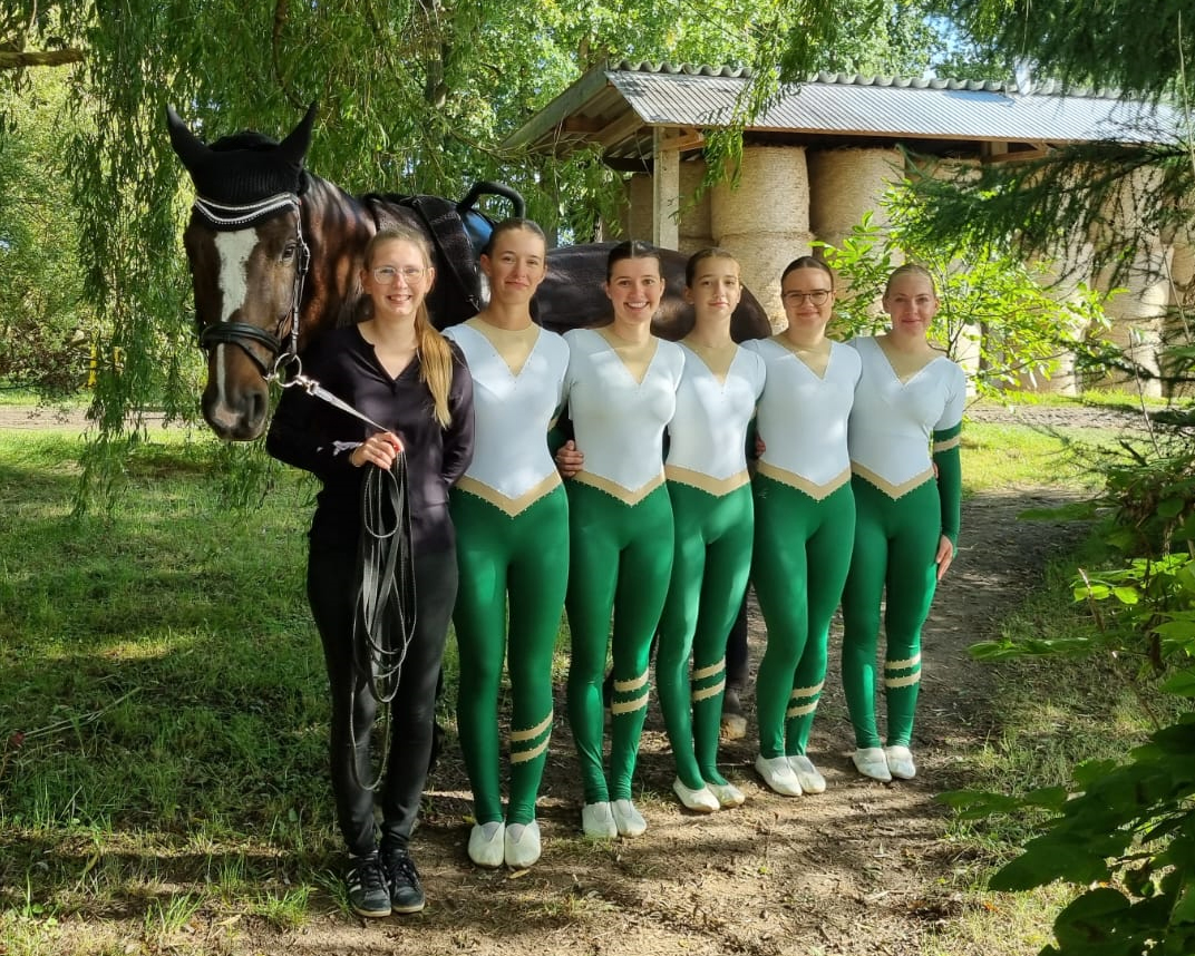 Voltigierclub Greifswald mit Longenführerin Peggy Köpnick. © privat