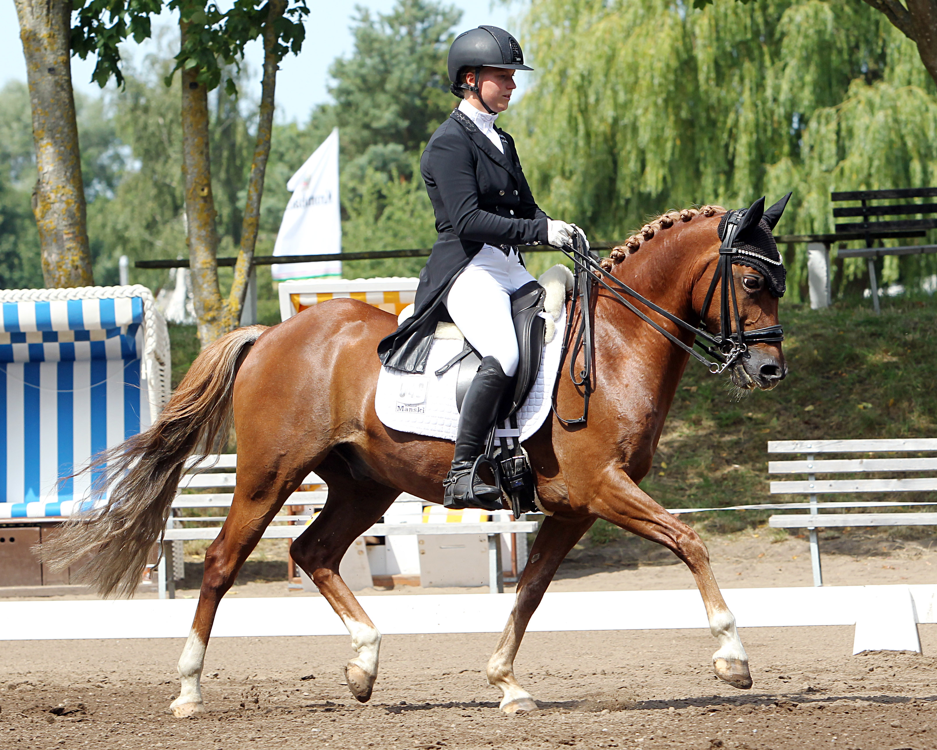 Die Zwei-Sterne-M Dressur gewann Ann-Christin Mehl mit dem Reitpony Domino, mit dem sie in der S-Dressur Zweite wurde. © J. Wego