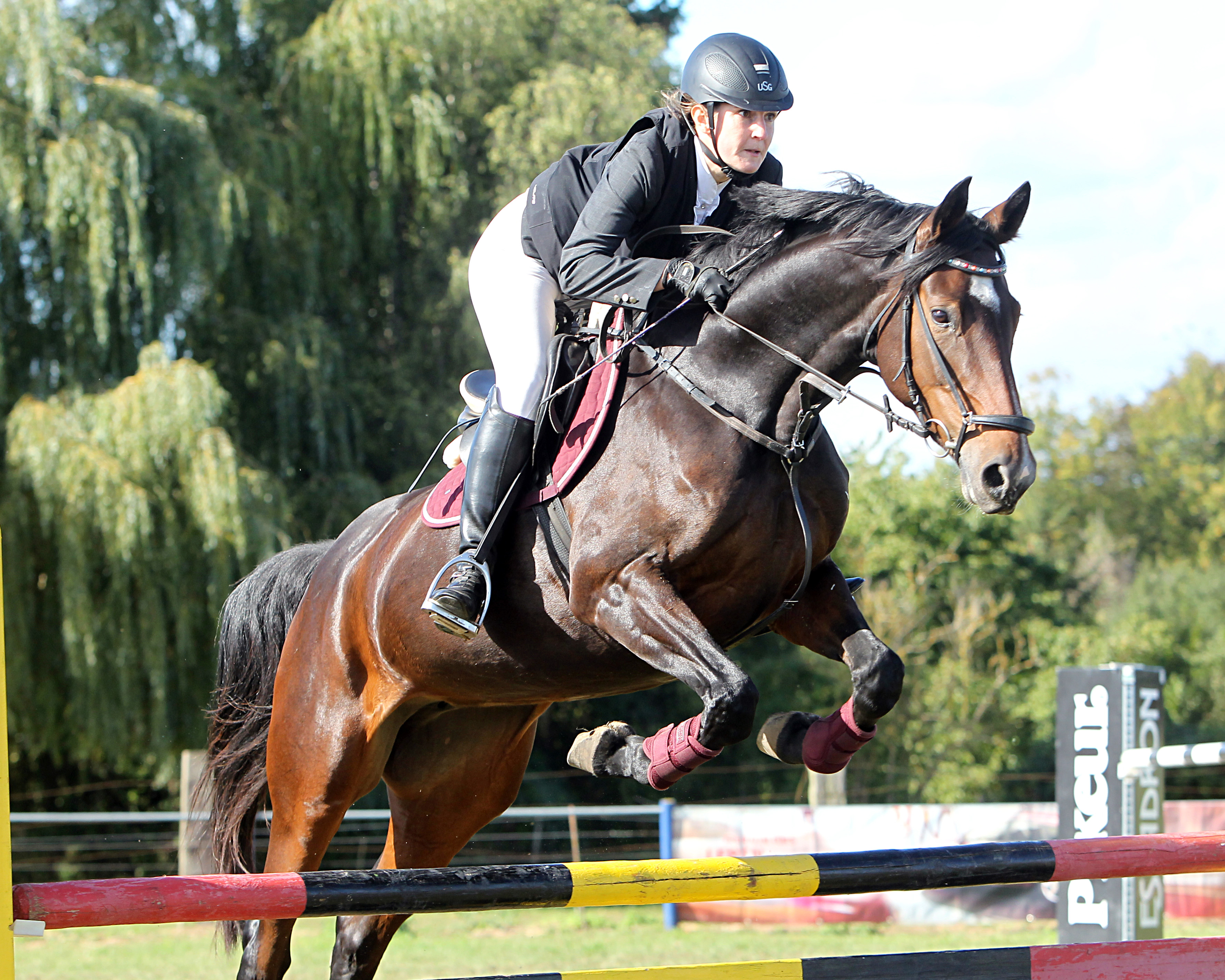 Johanna Treppmann kam mit Like Star im A-Punktespringen zum neunten Sieg in diesem Jahr und wurde mit Like Princess auch Zweite. © J. Wego