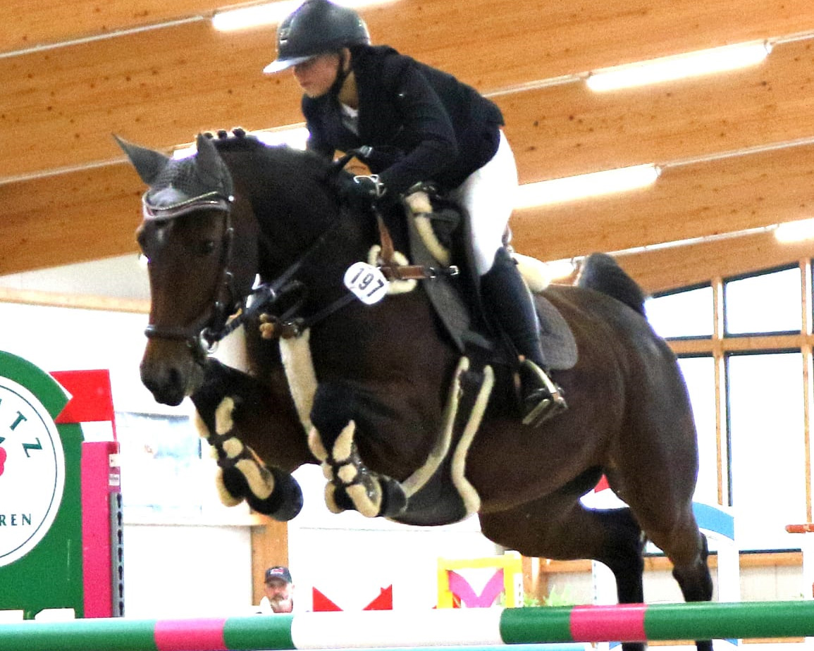 Die 14-jährige Fiby Sosna, bieher eher im Ponybereich erfolgreich, war im M-Springen auf der 7-jährigen Stute D’Amour du Foret Z die Schnellste und gewann die 1. Abteilung. © KaLo