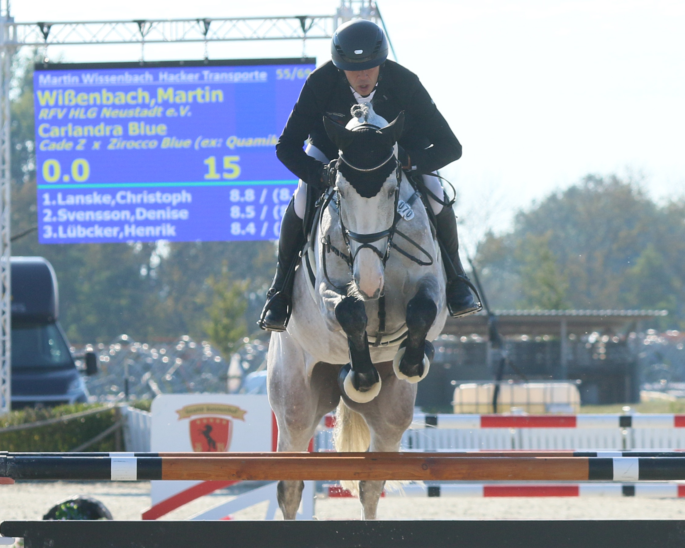 Zu den Siegern von Hohen Wieschendorf gehörte auch Martin Wißenbach (Neustadt-D.). Hier auf Carlandra Blue, mit der er die 2. Abteilung der Springpferde L gewann. © KaLo
